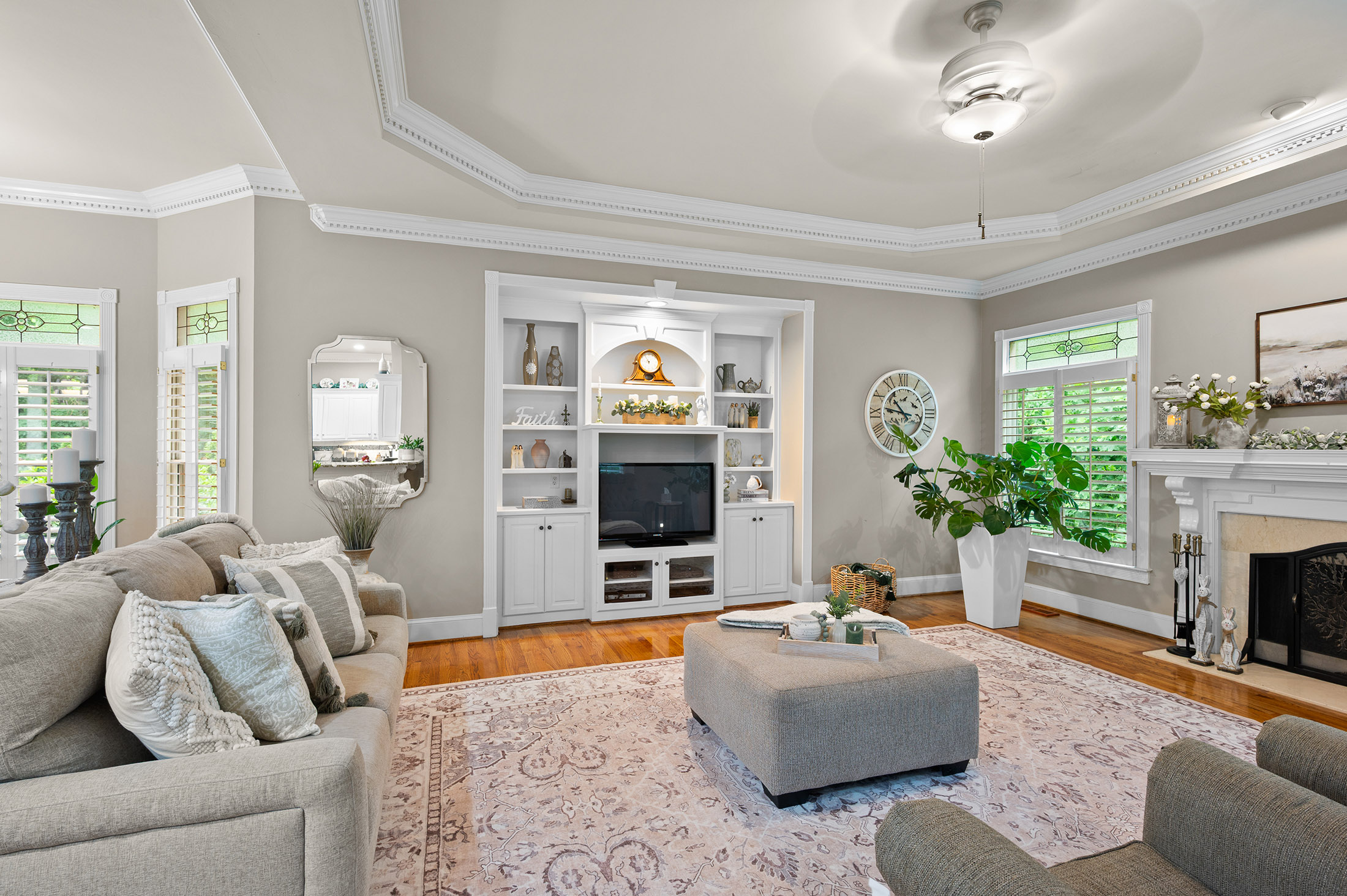  European-inspired Estate Tucked on Nearly Two Acres on Quiet Cul-de-sac - 物件實景