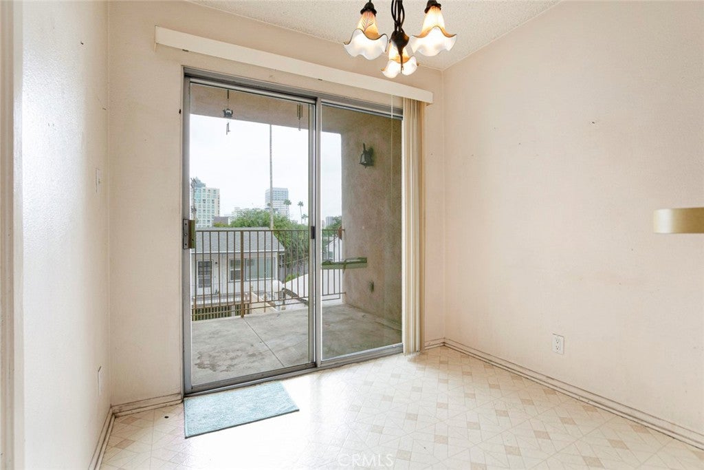 Glendale, California, 91202, United States, 2 Bedrooms Bedrooms, ,1 BathroomBathrooms,Residential,For Sale,1988969