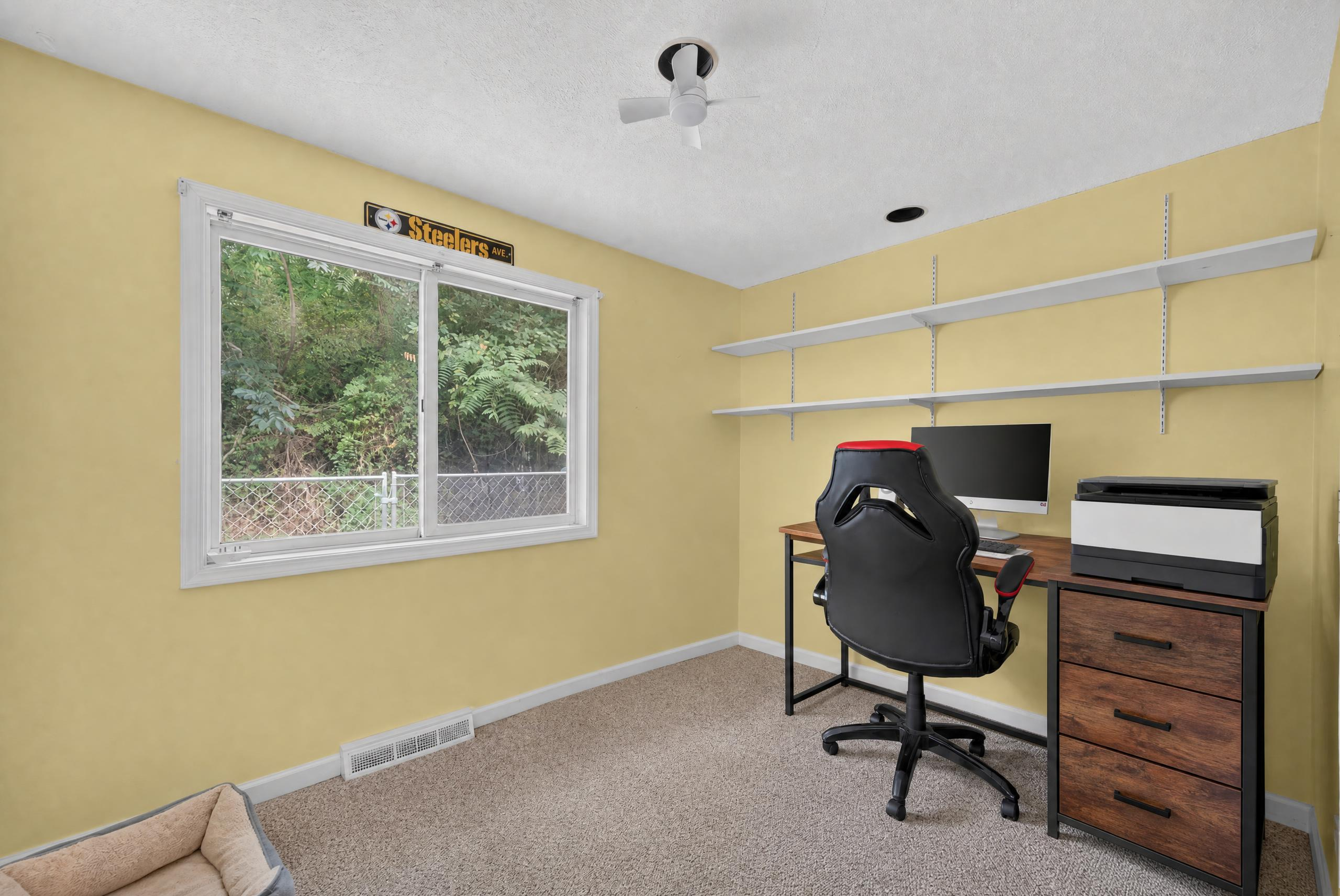  Spacious Two Level Raised Ranch Offers One Floor Living - 物件實景