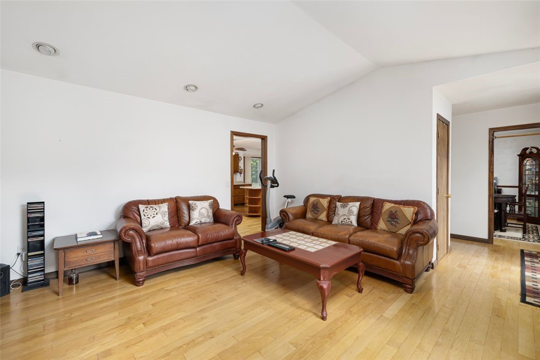 Cranston, Rhode Island, 02921, United States, 3 Bedrooms Bedrooms, ,2 BathroomsBathrooms,Residential,For Sale,1940913