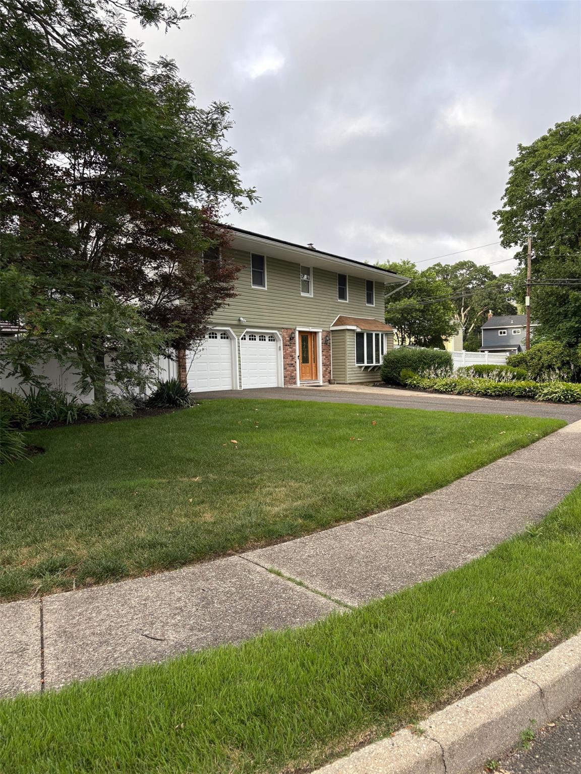Hauppauge, New York, 11788, United States, 4 Bedrooms Bedrooms, ,3 BathroomsBathrooms,Residential,For Sale,1924109