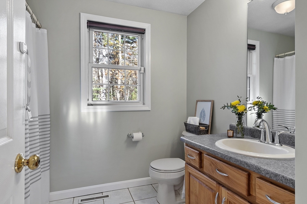 Dracut, Massachusetts, 01826, United States, 3 Bedrooms Bedrooms, ,2 BathroomsBathrooms,Residential,For Sale,1988134