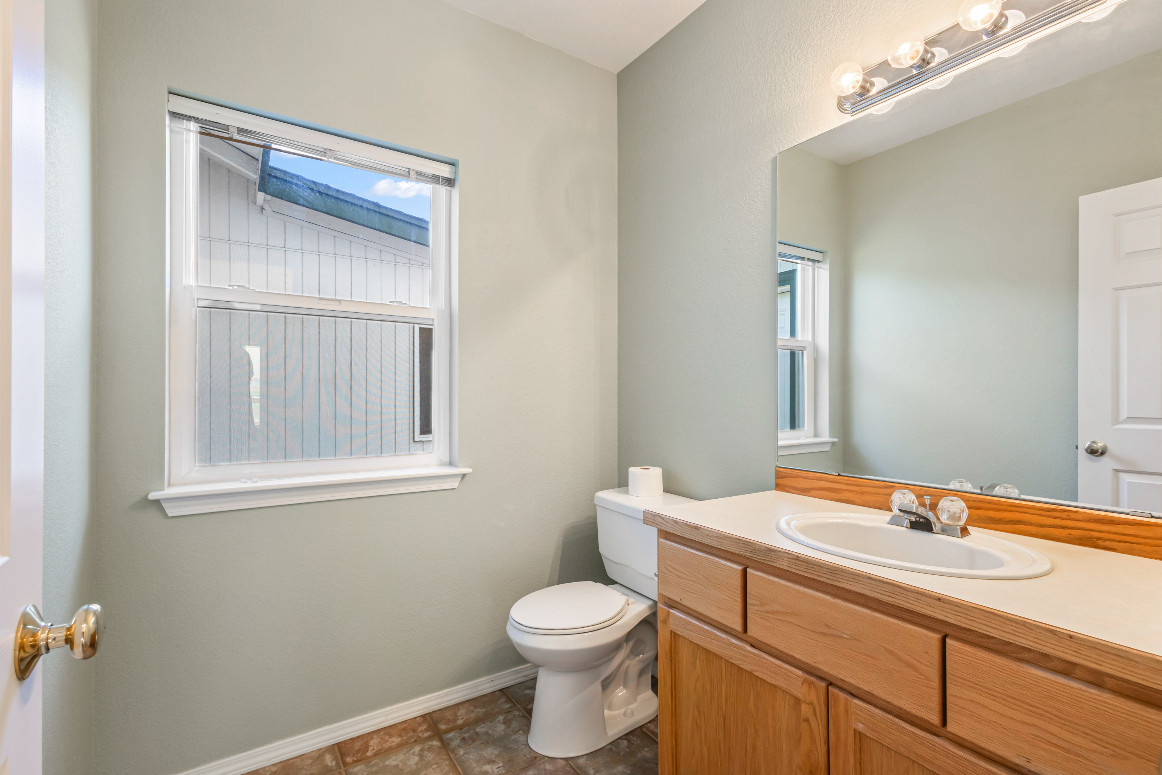 Redmond, Oregon, 97756, United States, 3 Bedrooms Bedrooms, ,3 BathroomsBathrooms,Residential,For Sale,1985077