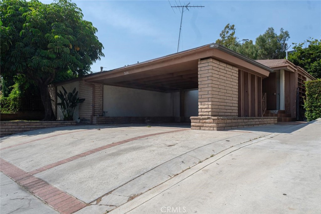 Los Angeles, California, 90018, United States, 2 Bedrooms Bedrooms, ,1 BathroomBathrooms,Residential,For Sale,1928435