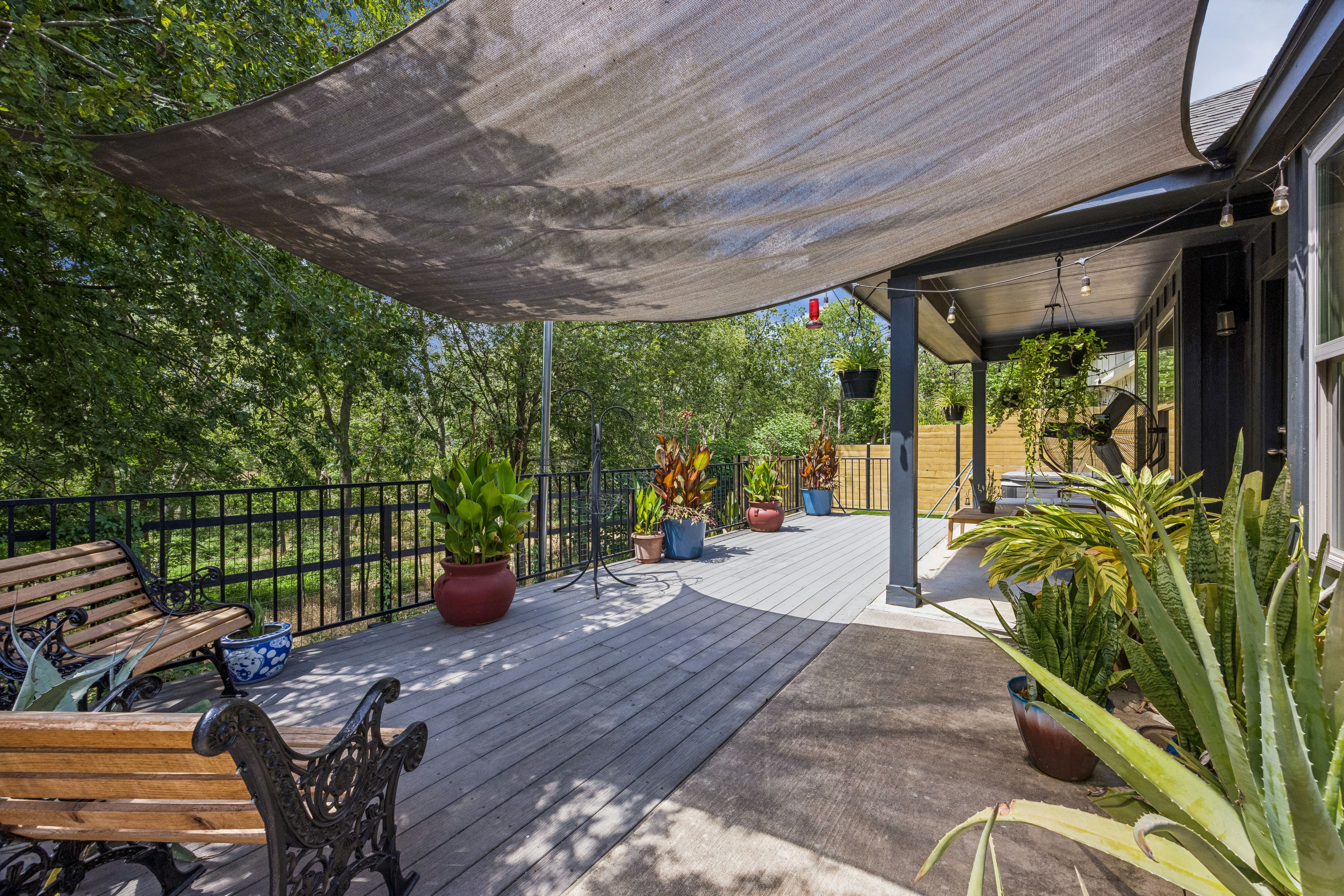  Single-Story Retreat Backing to Greenbelt in Knollwood on the Colorado River - 物件實景