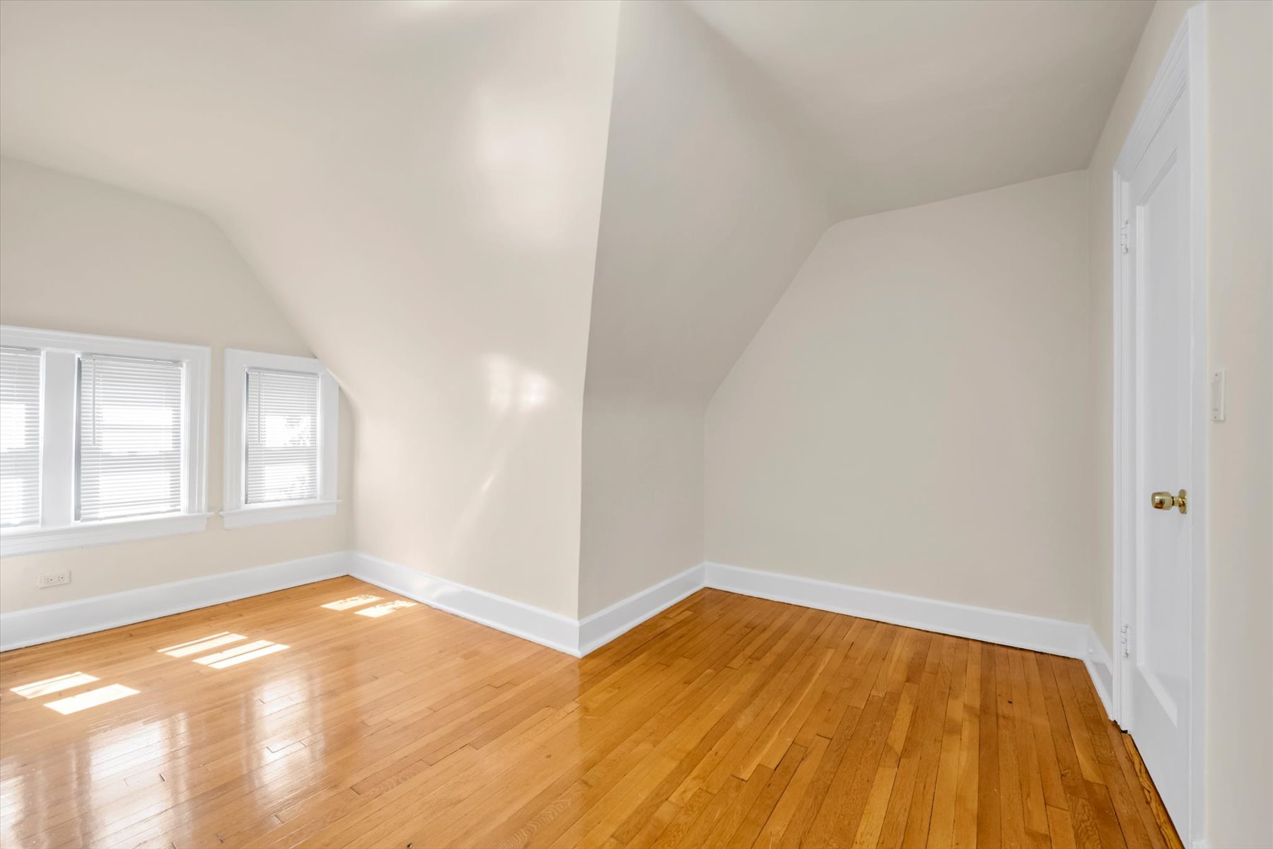  ?RENOVATED FOREST CLOSE ATTACHED BRICK TOWNHOUSE? - 物件實景