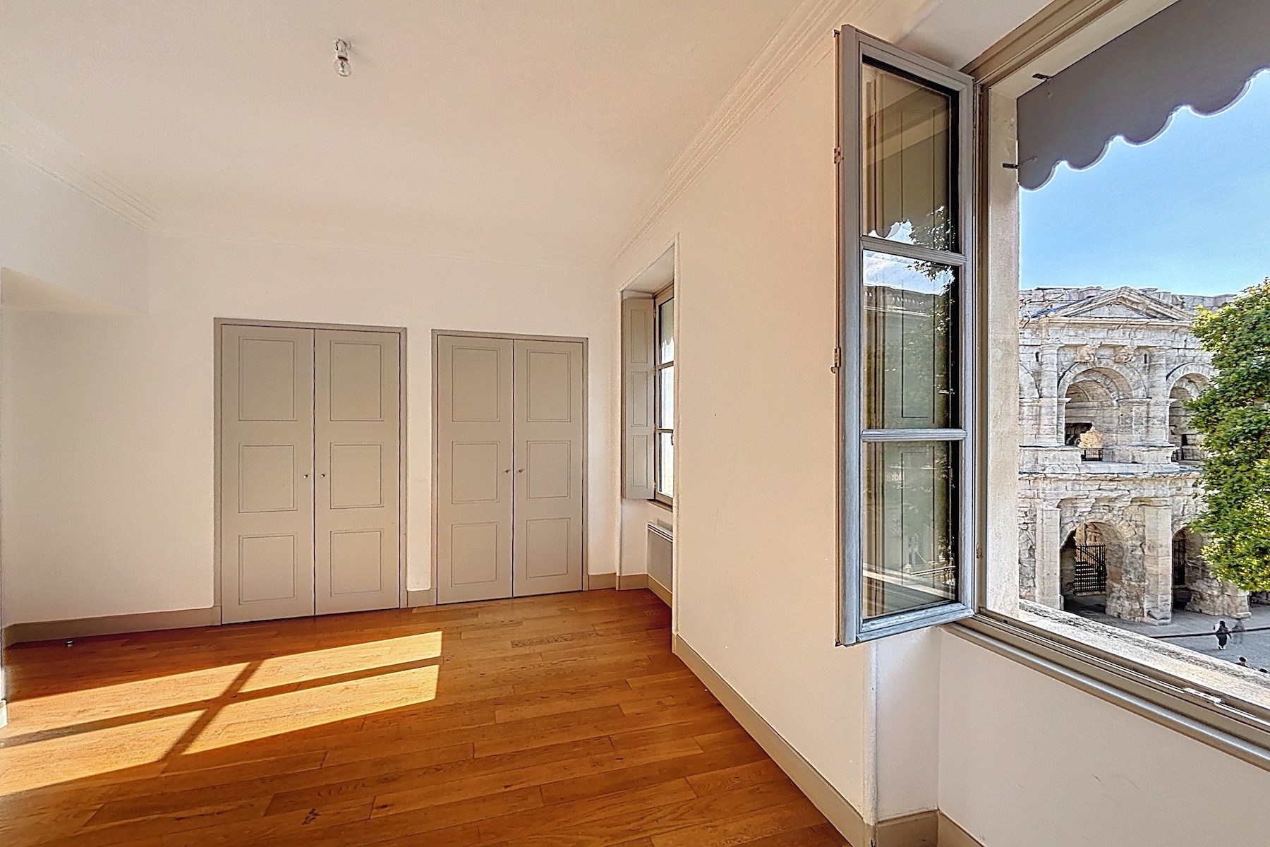  Sophisticated Apartment Facing the Iconic Nîmes Arena – A UNESCO-Listed Heritag… - 物件實景
