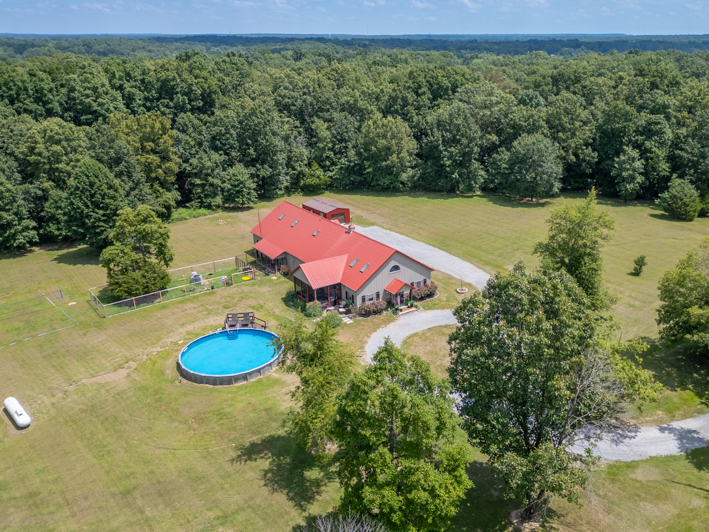 W Frankfort, Illinois, 62896, United States, 5 Bedrooms Bedrooms, ,4 BathroomsBathrooms,Residential,For Sale,1929151