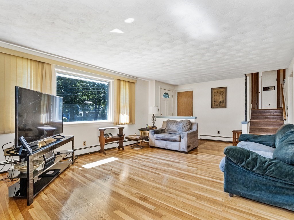 Waltham, Massachusetts, 02452, United States, 4 Bedrooms Bedrooms, ,2 BathroomsBathrooms,Residential,For Sale,1939340