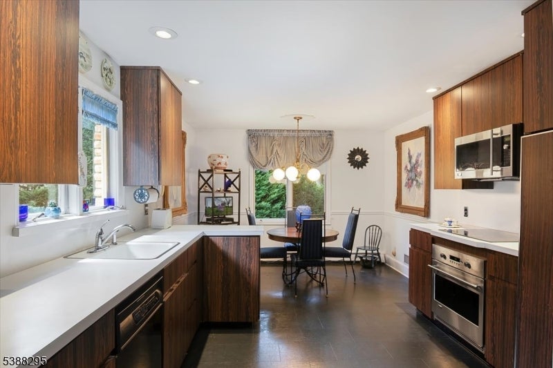 Clifton City, New Jersey, 07013, United States, 5 Bedrooms Bedrooms, ,4 BathroomsBathrooms,Residential,For Sale,1979632