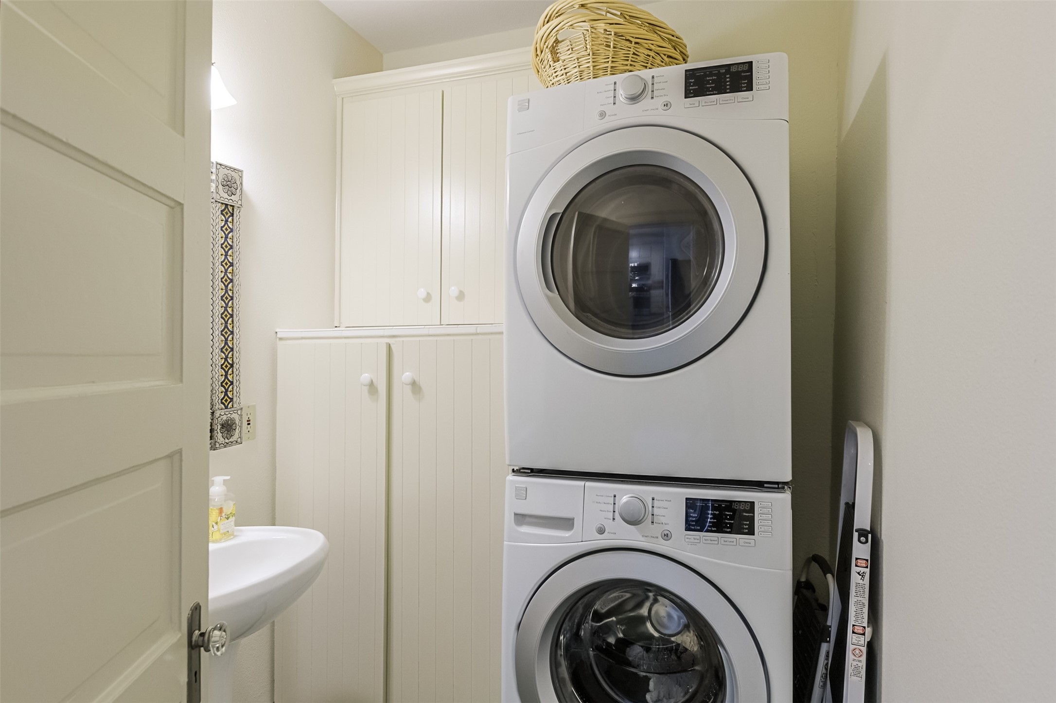 Waxahachie, Texas, 75165, United States, 5 Bedrooms Bedrooms, ,4 BathroomsBathrooms,Residential,For Sale,1940527