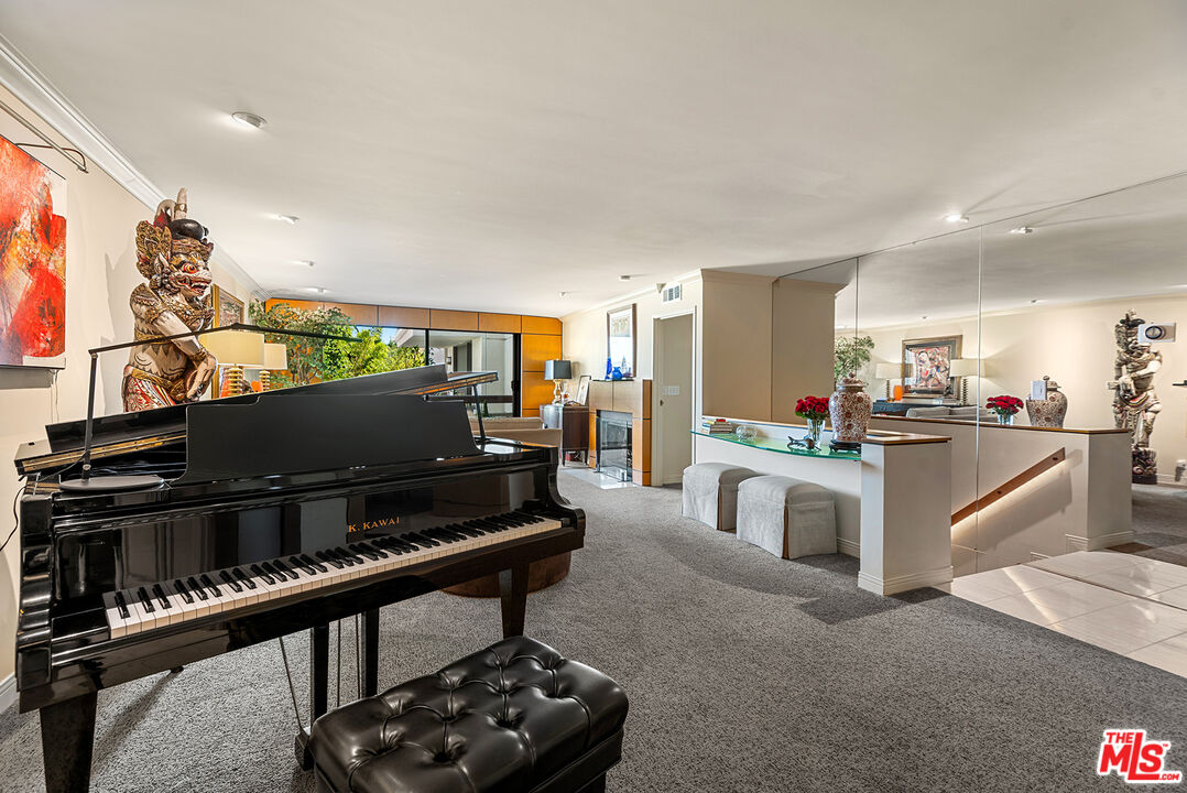 West Hollywood, California, 90069, United States, 2 Bedrooms Bedrooms, ,3 BathroomsBathrooms,Residential,For Sale,1898425