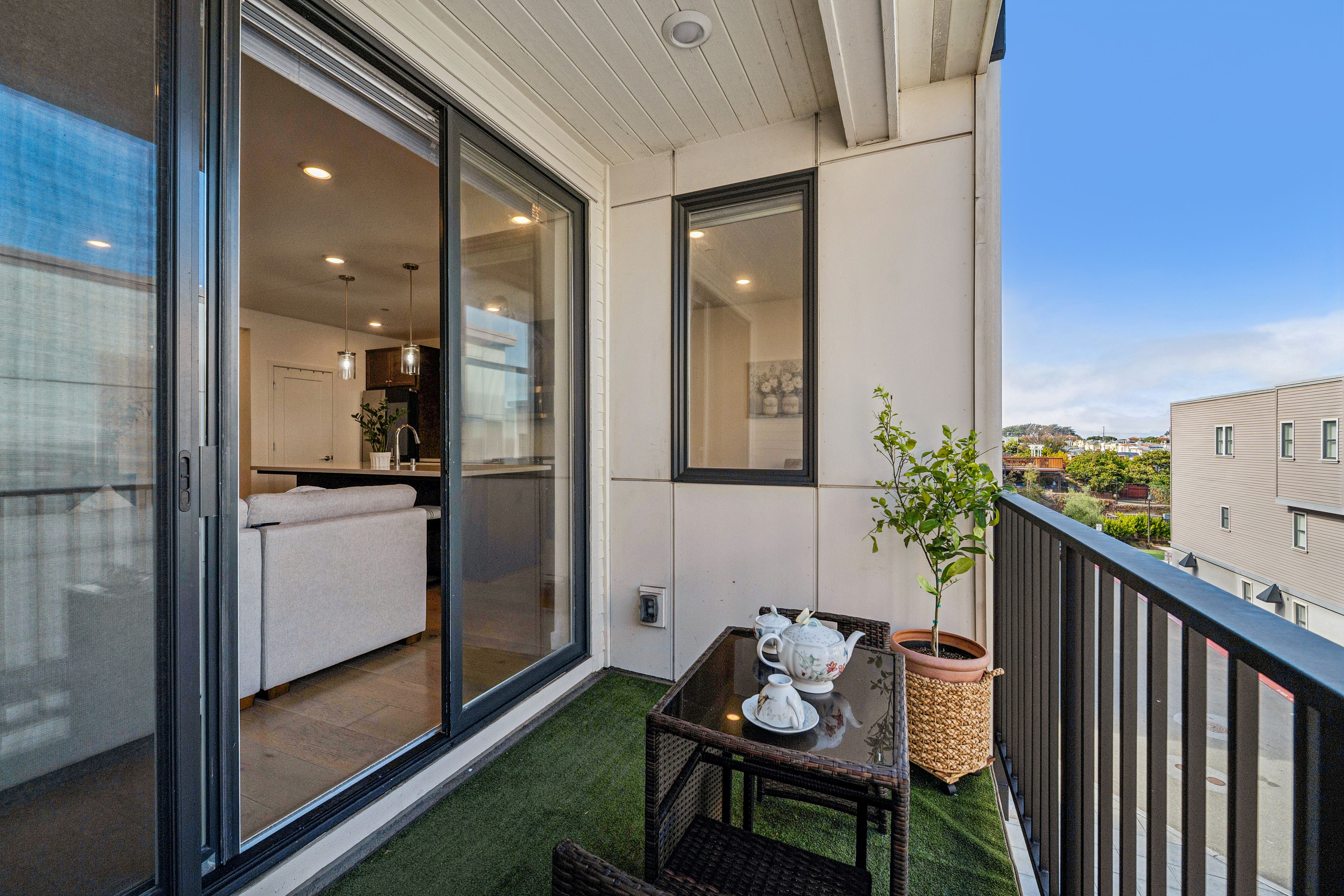  Modern Portola with Attached Garage - 物件實景