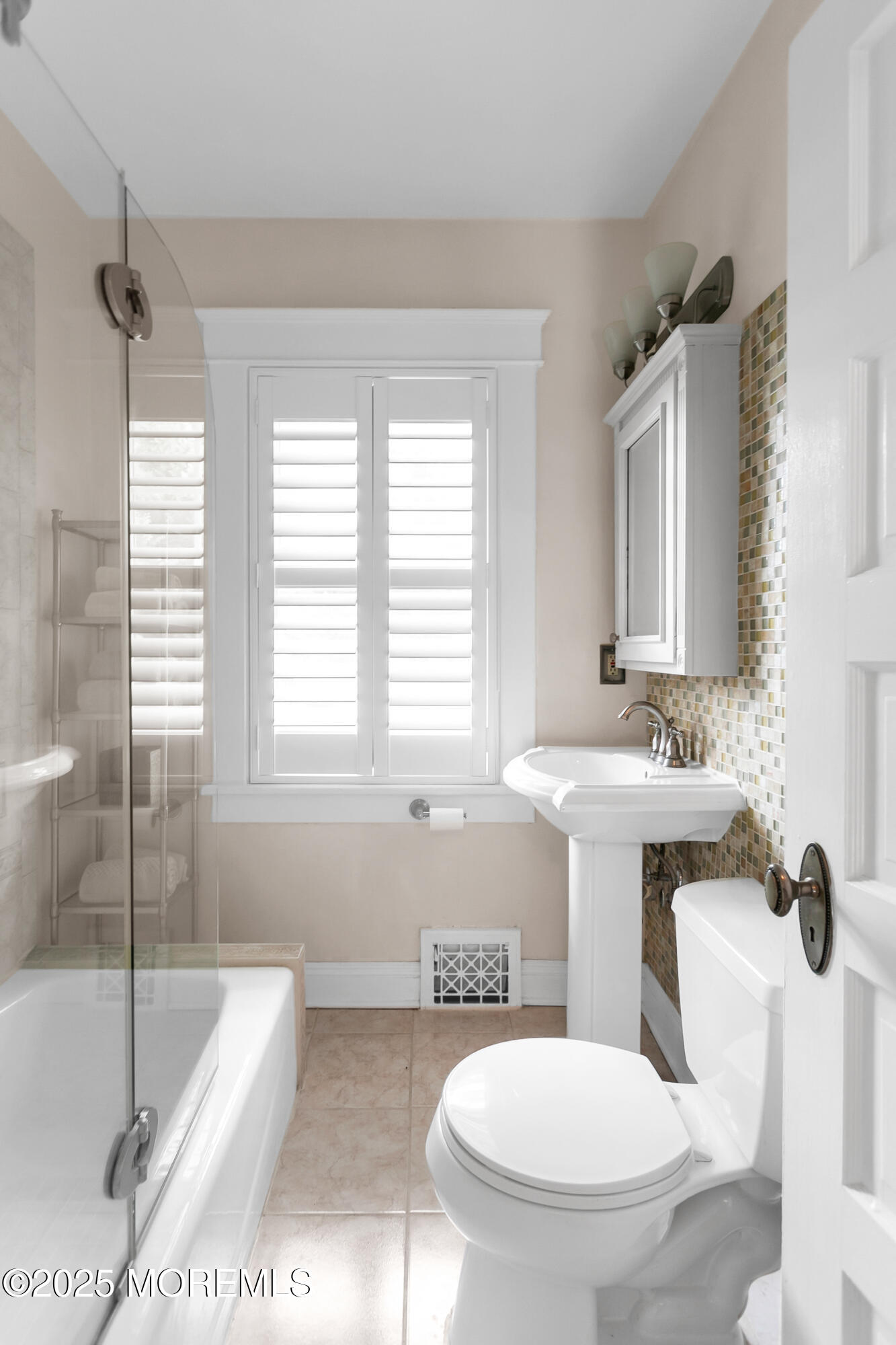 Red Bank, New Jersey, 07701, United States, 3 Bedrooms Bedrooms, ,2 BathroomsBathrooms,Residential,For Sale,1920551