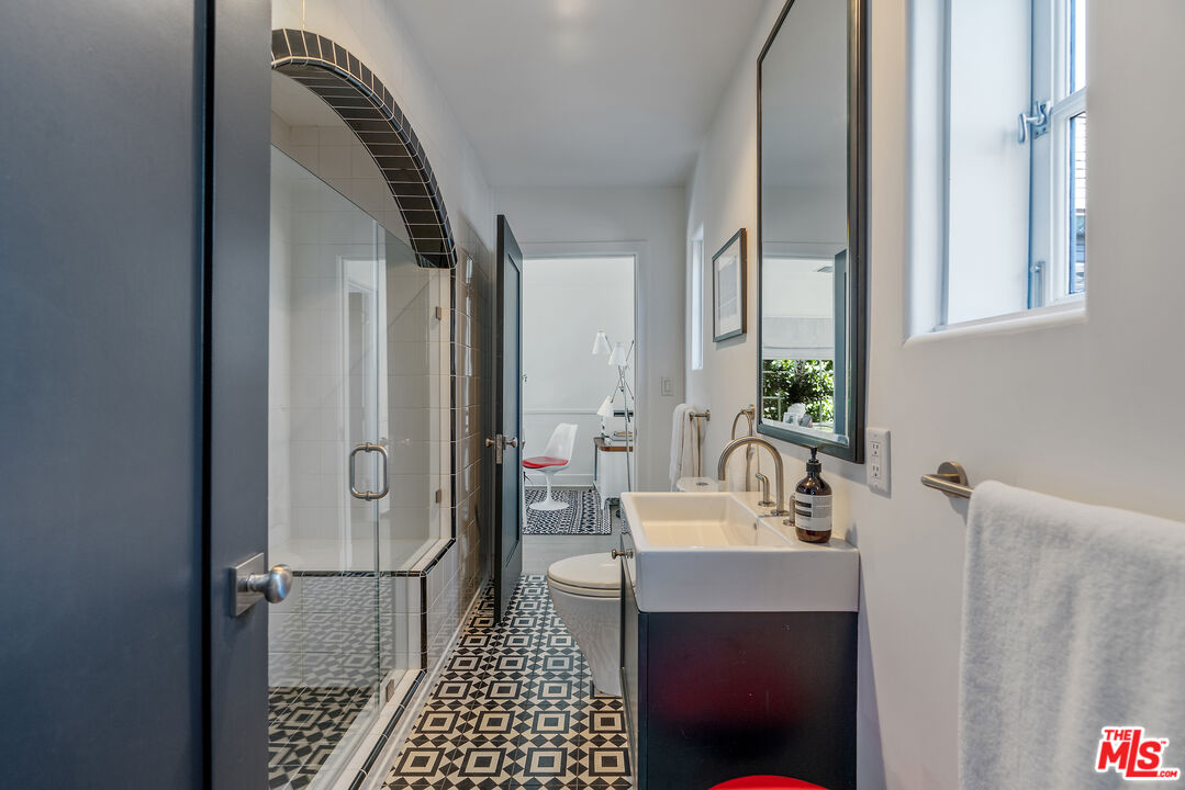 Los Angeles, California, 90020, United States, 5 Bedrooms Bedrooms, ,5 BathroomsBathrooms,Residential,For Sale,1939583