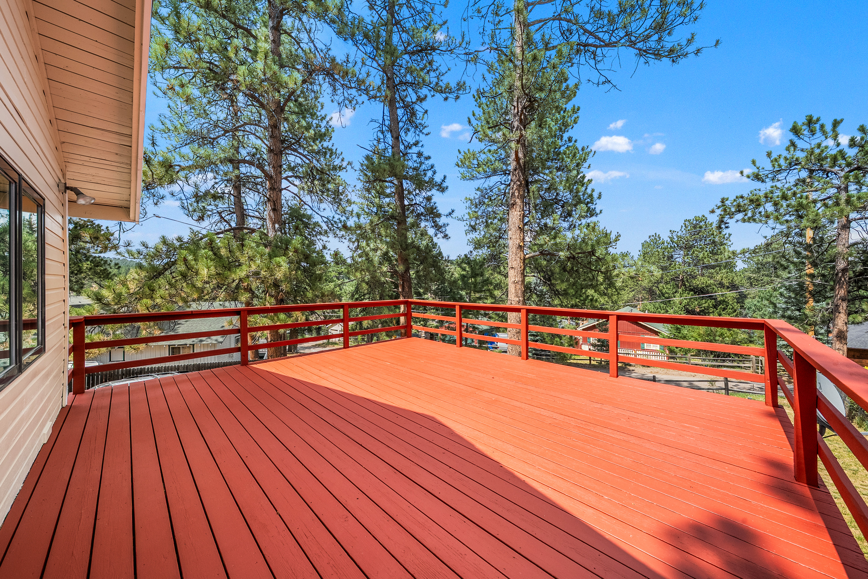  Rare Opportunity to Own 2 Homes Just Steps Away from Coveted Evergreen Lake - 物件實景