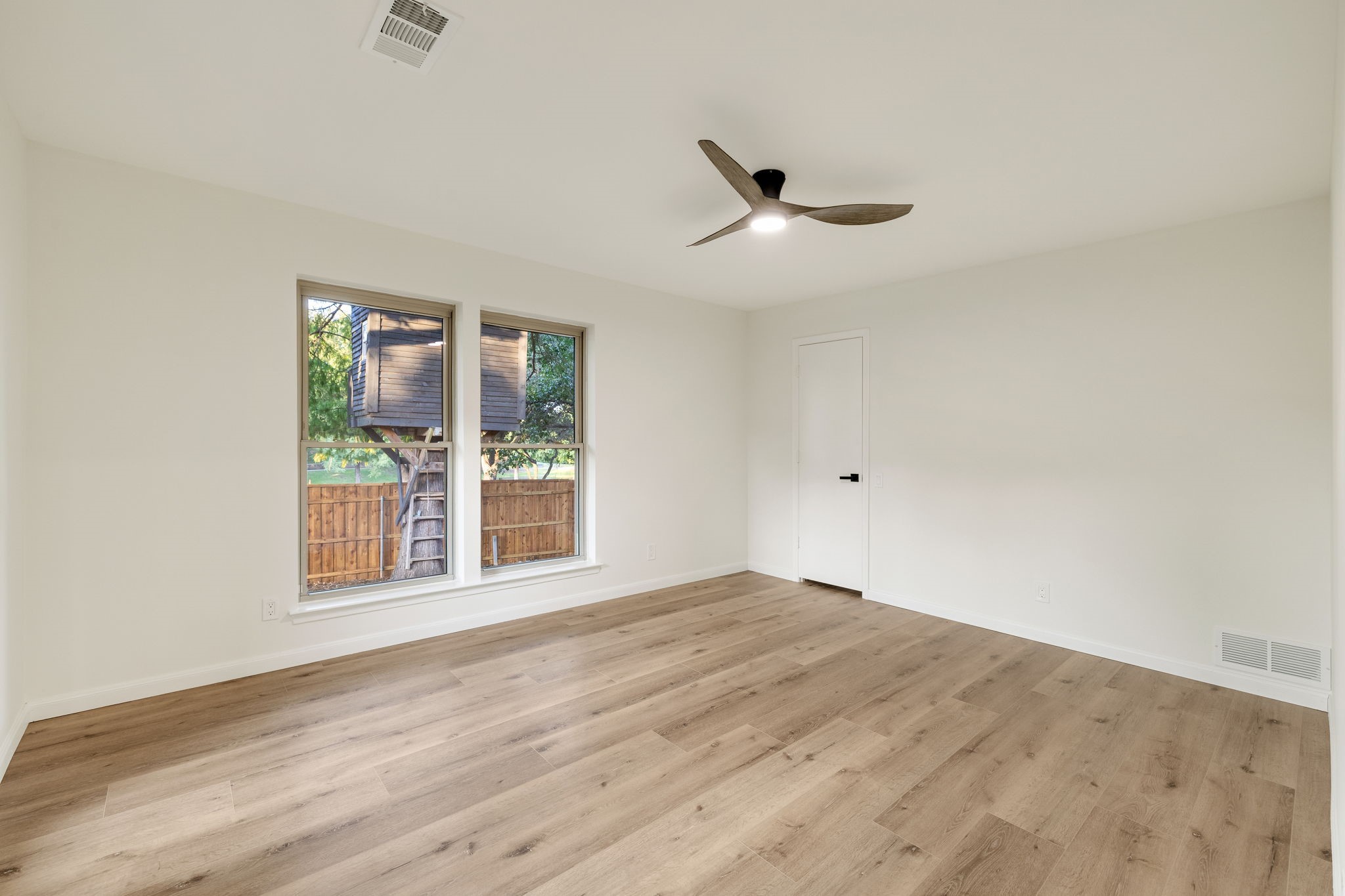 Irving, Texas, 75062, United States, 4 Bedrooms Bedrooms, ,3 BathroomsBathrooms,Residential,For Sale,1933641