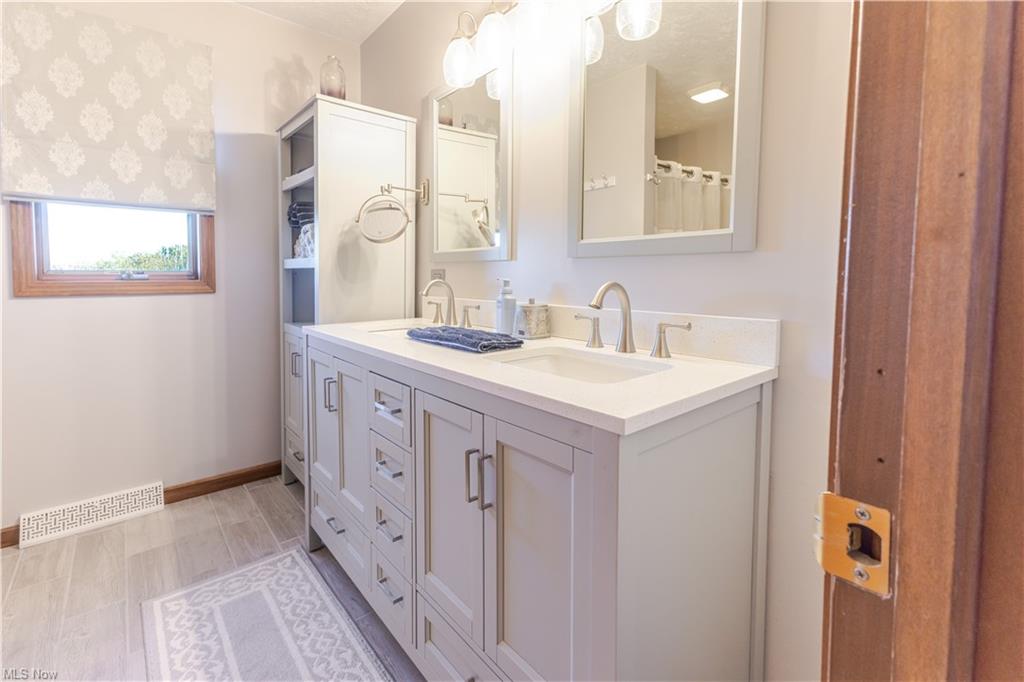 Chester, West Virginia, 26034, United States, 3 Bedrooms Bedrooms, ,3 BathroomsBathrooms,Residential,For Sale,1975770