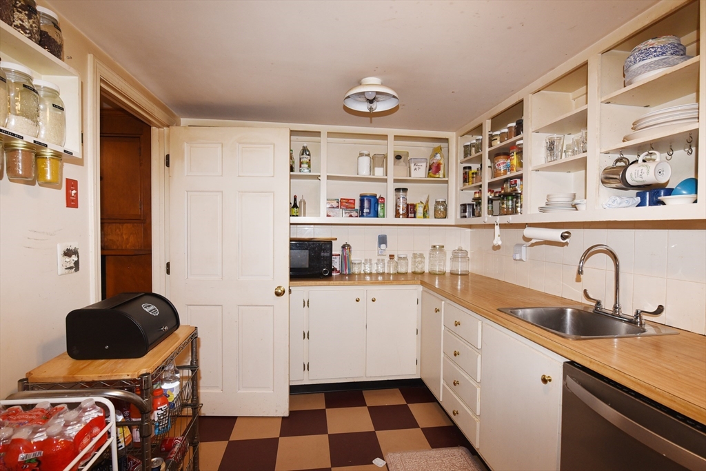 Rockland, Massachusetts, 02370, United States, 3 Bedrooms Bedrooms, ,2 BathroomsBathrooms,Residential,For Sale,1903507