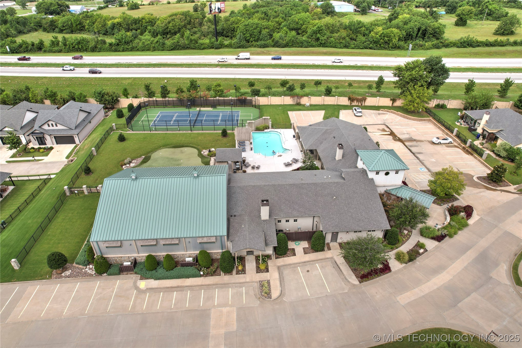 Tulsa, Oklahoma, 74132, United States, 2 Bedrooms Bedrooms, ,2 BathroomsBathrooms,Residential,For Sale,1926160