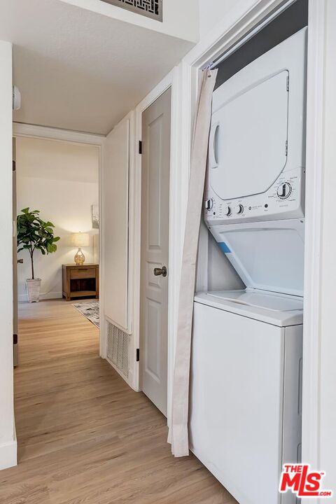 Los Angeles, California, 90025, United States, 2 Bedrooms Bedrooms, ,2 BathroomsBathrooms,Residential,For Sale,2003493