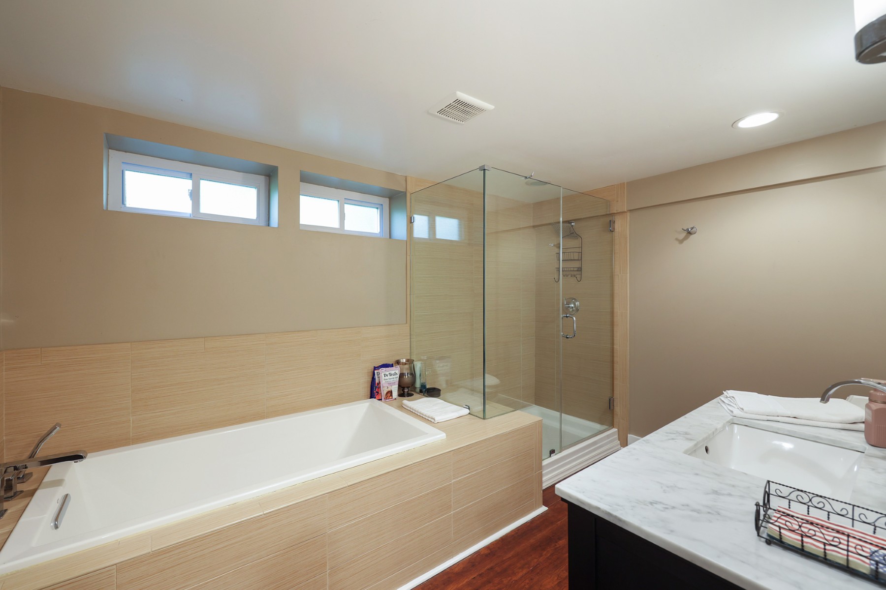  Inviting Ranch Home Offers Exceptional Indoor-Outdoor Entertainment Spaces - 物件實景