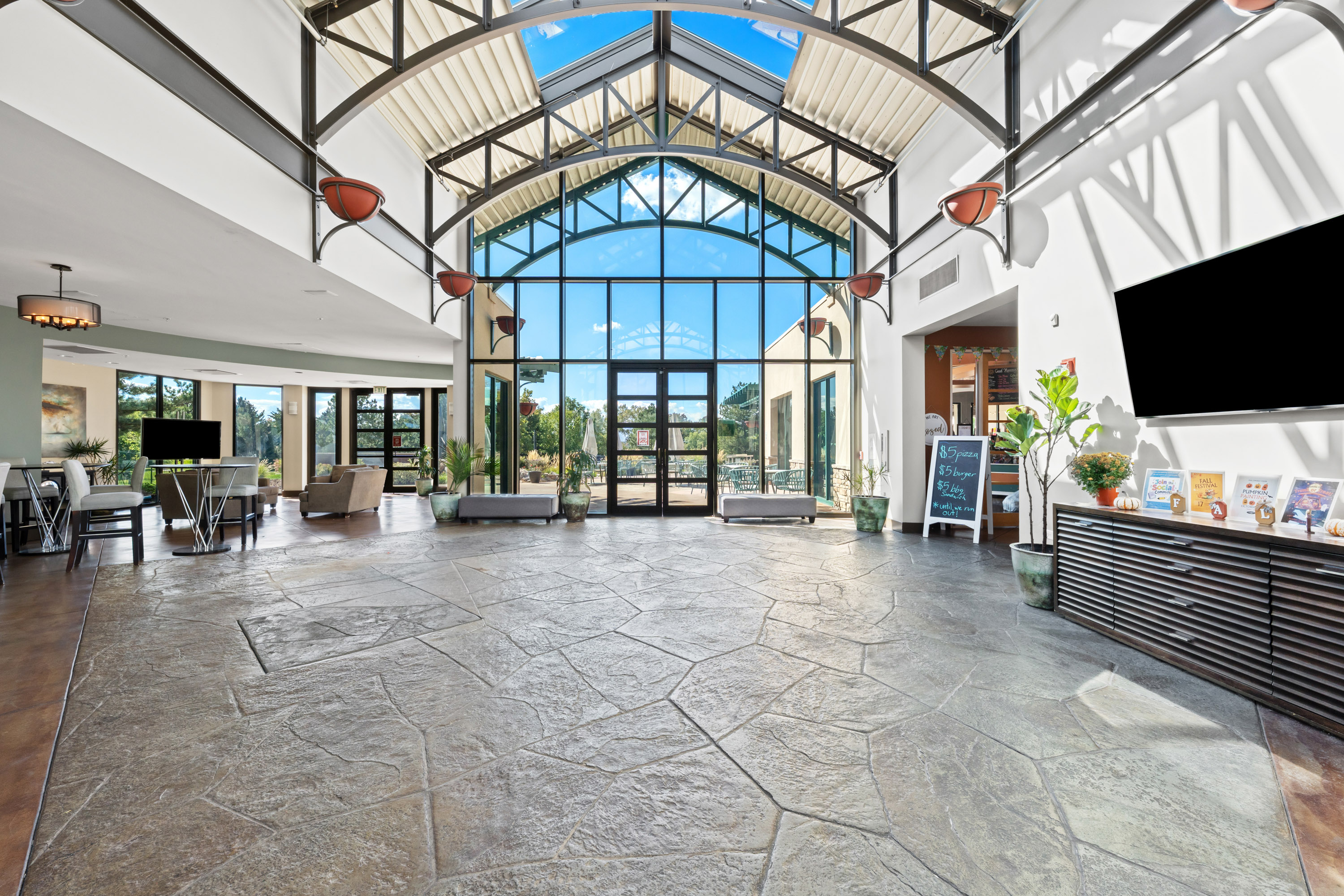  End Unit. 2-Car Garage. Resort Style Living. - 物件實景