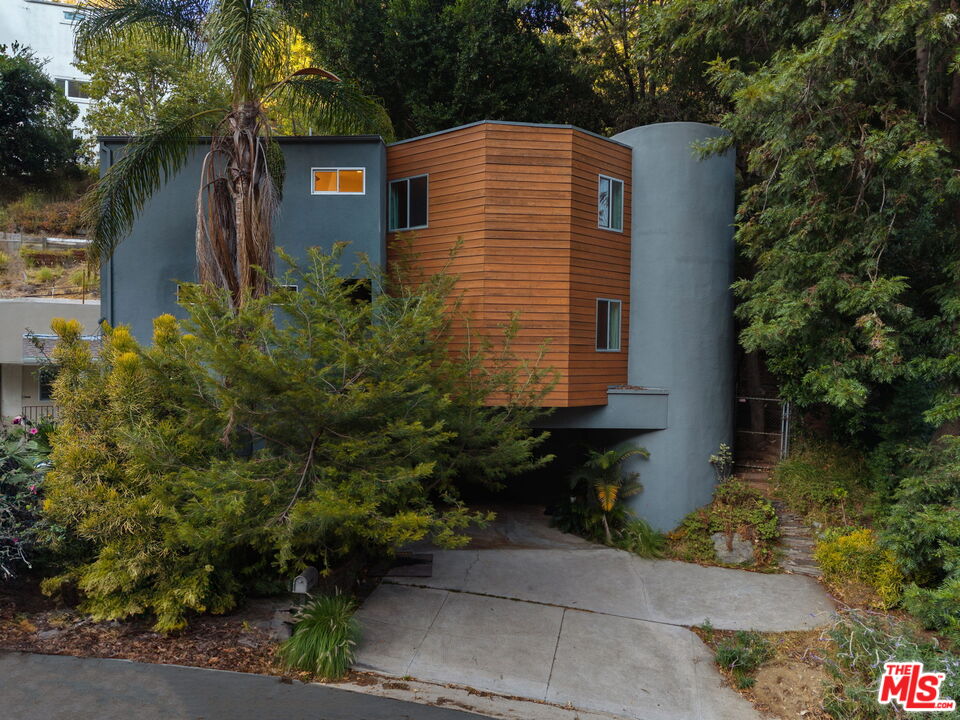 Los Angeles, California, 90046, United States, 3 Bedrooms Bedrooms, ,2 BathroomsBathrooms,Residential,For Sale,1910826