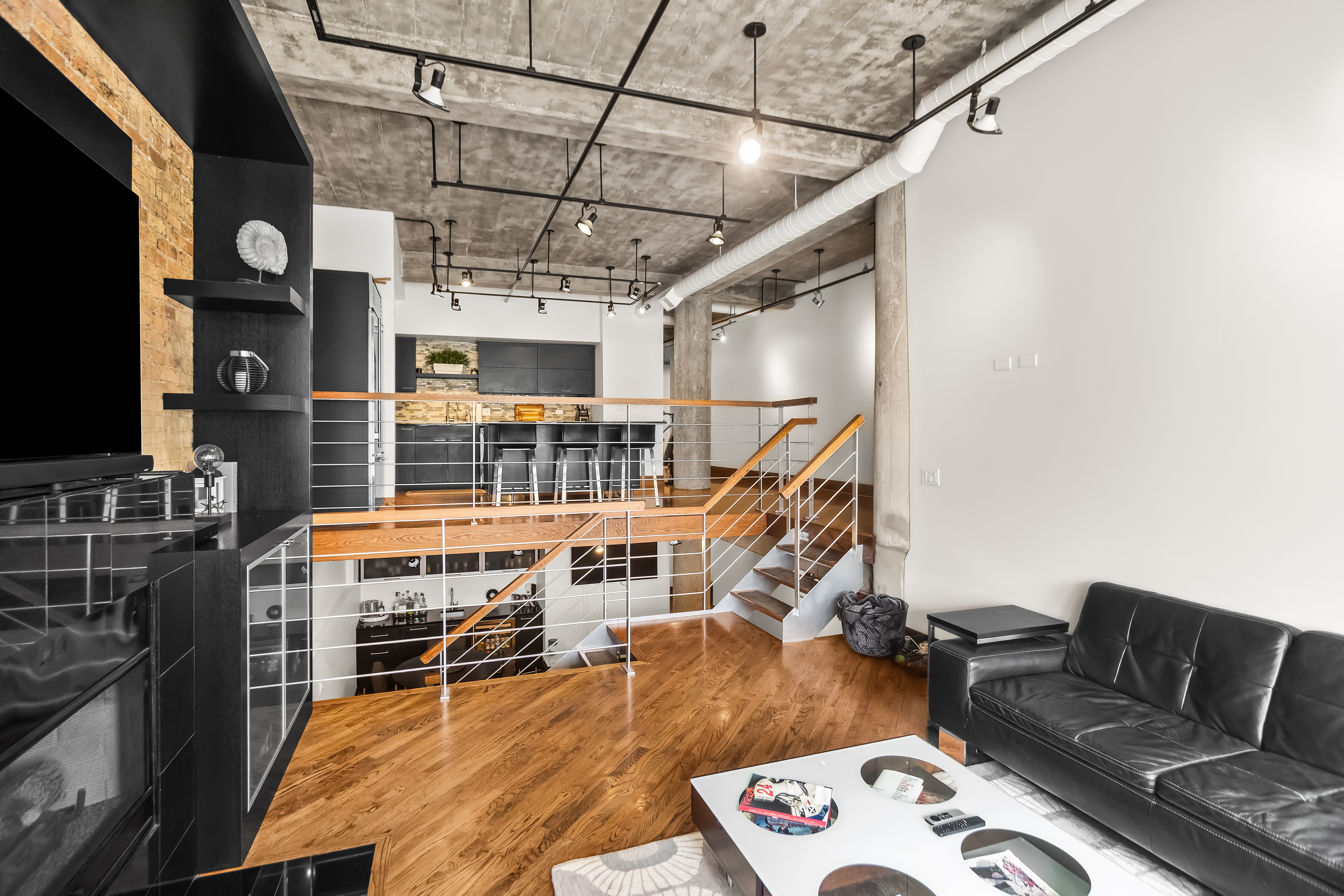 Multi-level Space Blends authentic Industrial-chic Character with Modern Comfort - 物件實景