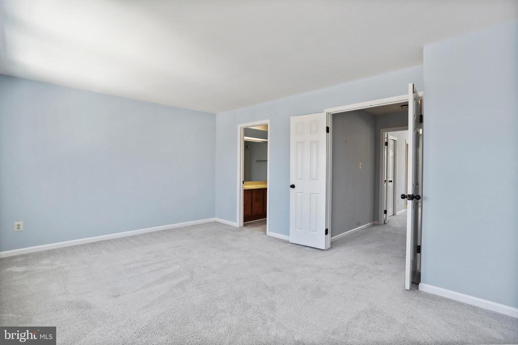 Sterling, Virginia, 20164, United States, 2 Bedrooms Bedrooms, ,3 BathroomsBathrooms,Residential,For Sale,2015095