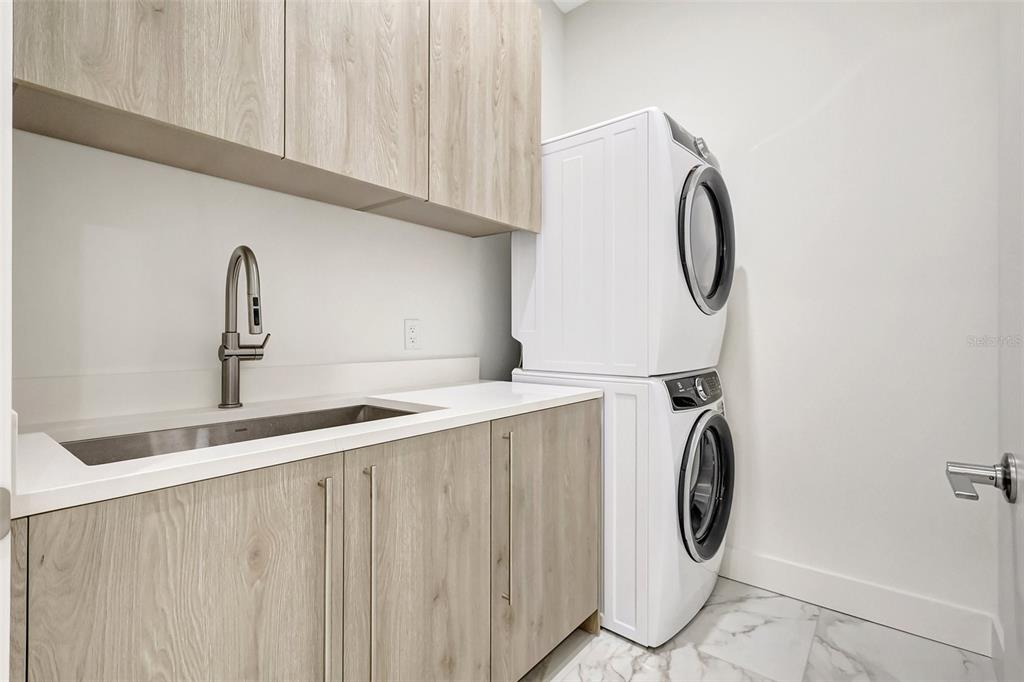 Sarasota, Florida, 34236, United States, 3 Bedrooms Bedrooms, ,4 BathroomsBathrooms,Residential,For Sale,1828539