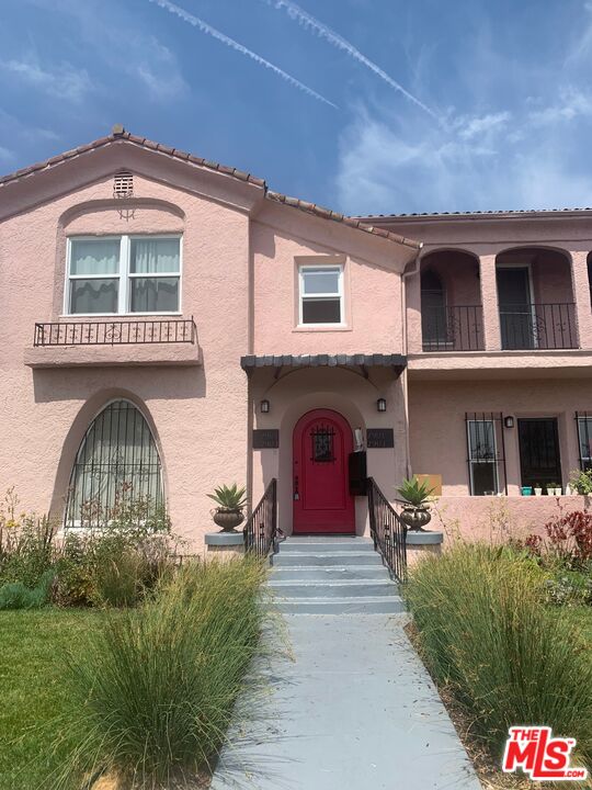 Los Angeles, California, 90016, United States, 10 Bedrooms Bedrooms, ,Residential,For Sale,1939338