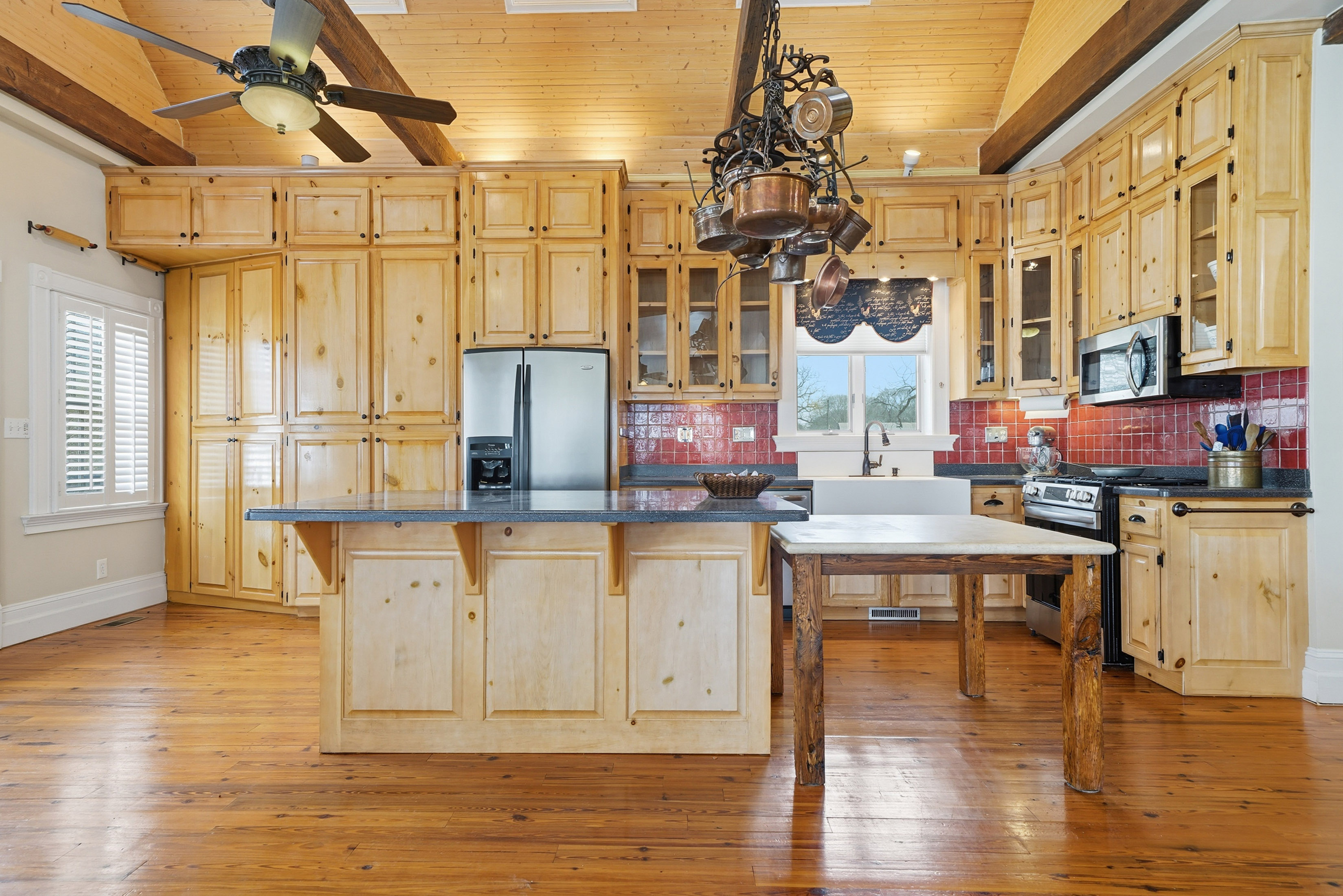  Beautifully Updated Farmhouse, Perfectly Situated on Five Acres - 物件實景