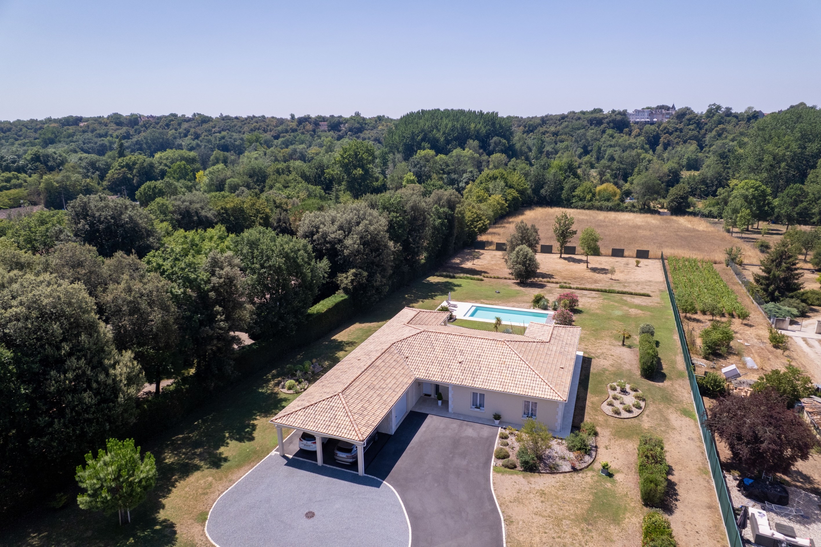  A Contemporary Masterpiece Overlooking Château de l