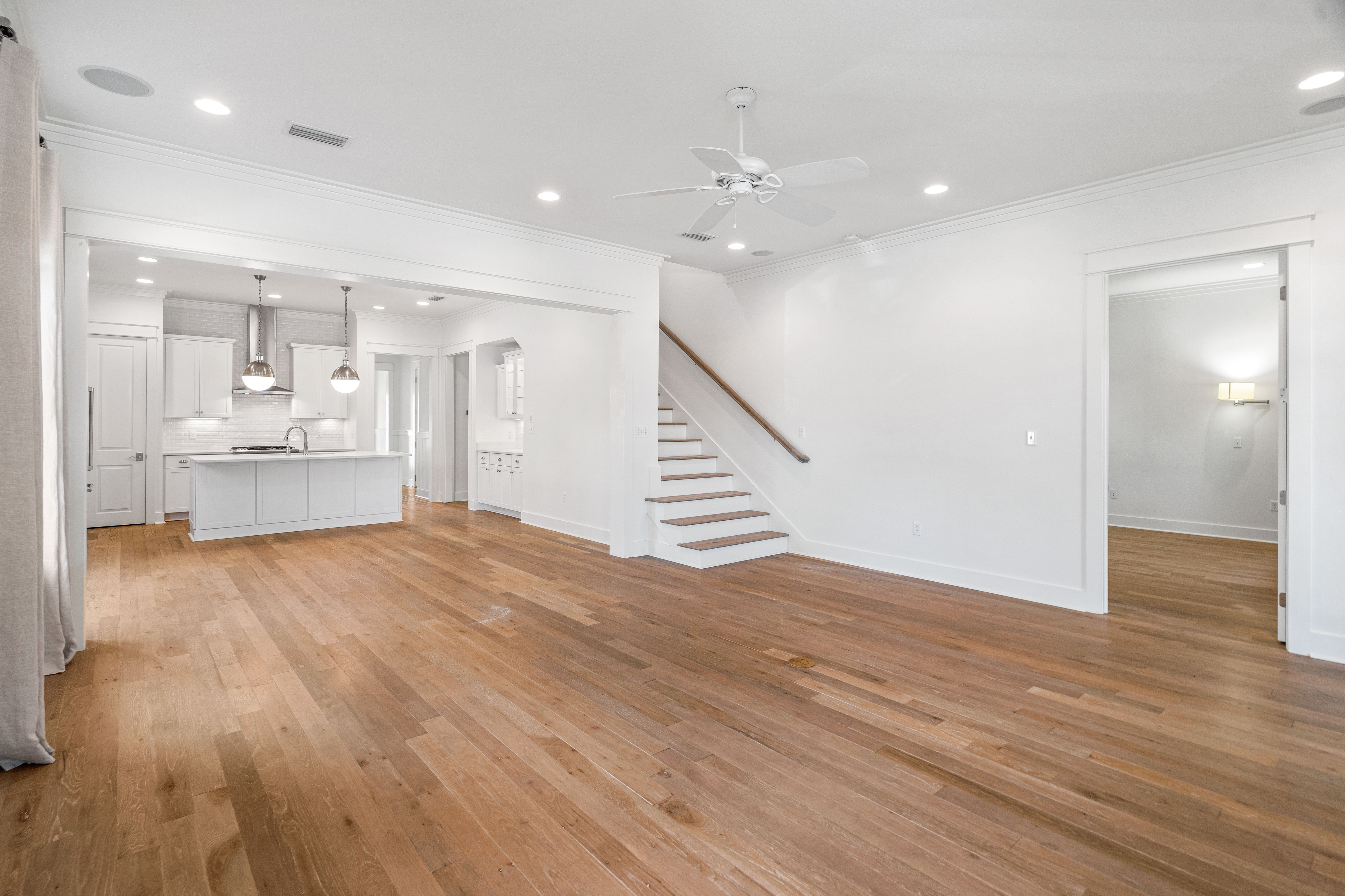  Beautifully Appointed Corner-Lot Home Steps from Village Commons Amenities - 物件實景