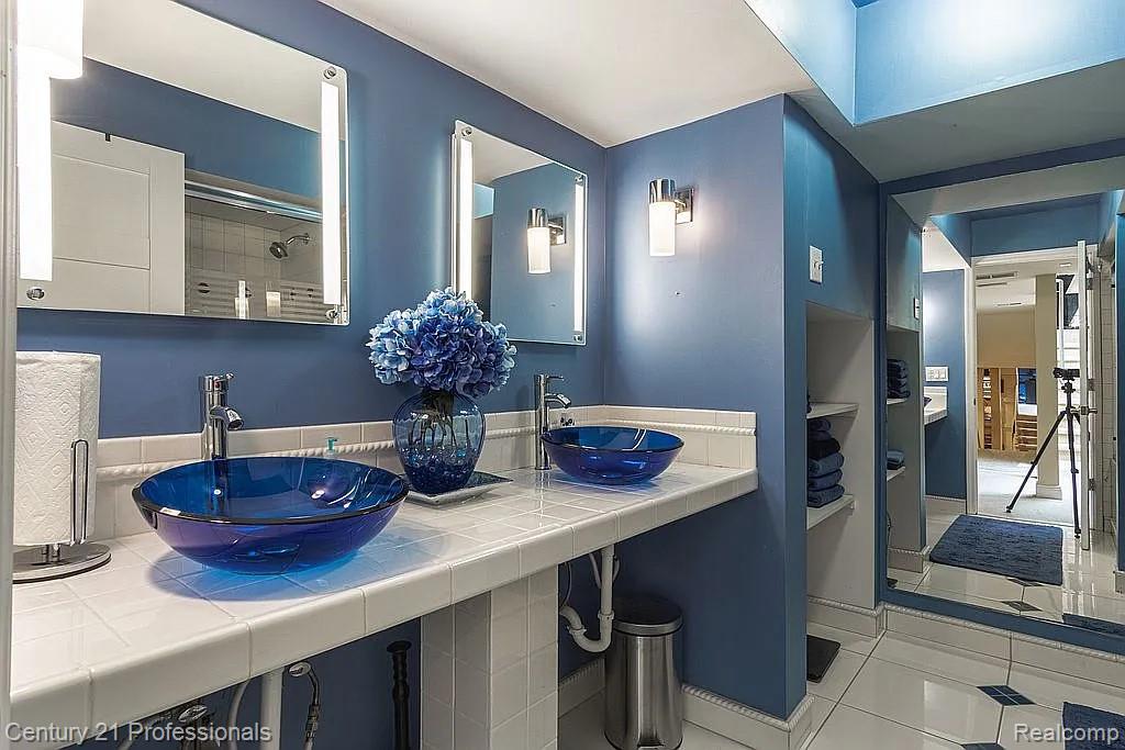 OrchardLake, Michigan, 48323, United States, 5 Bedrooms Bedrooms, ,5 BathroomsBathrooms,Residential,For Sale,1980200