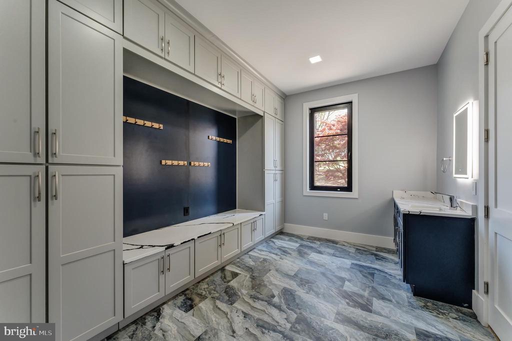 Herndon, Virginia, 20170, United States, 6 Bedrooms Bedrooms, ,6 BathroomsBathrooms,Residential,For Sale,1941281
