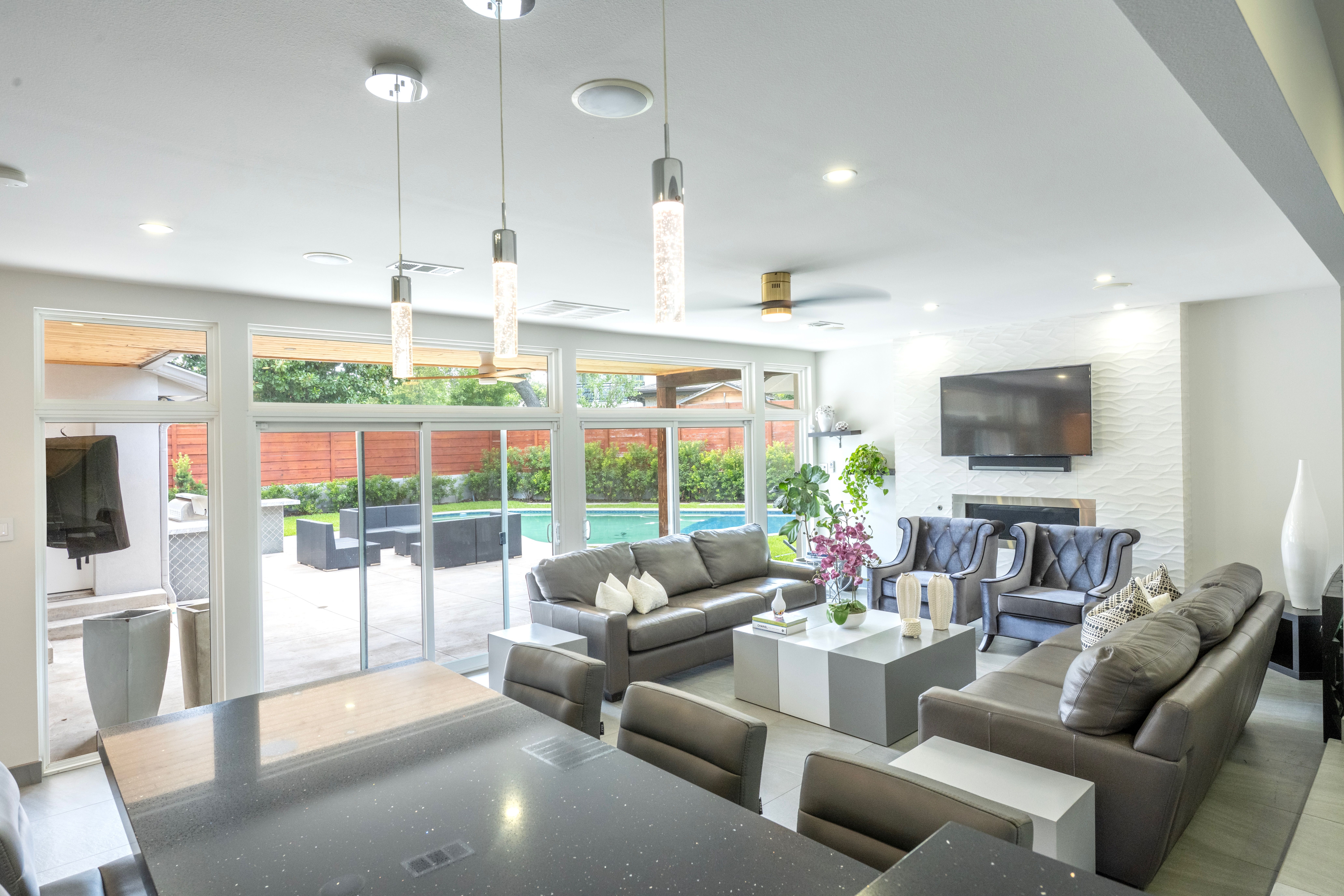  Desirable Corner Lot Home with Back Yard Oasis - 物件實景