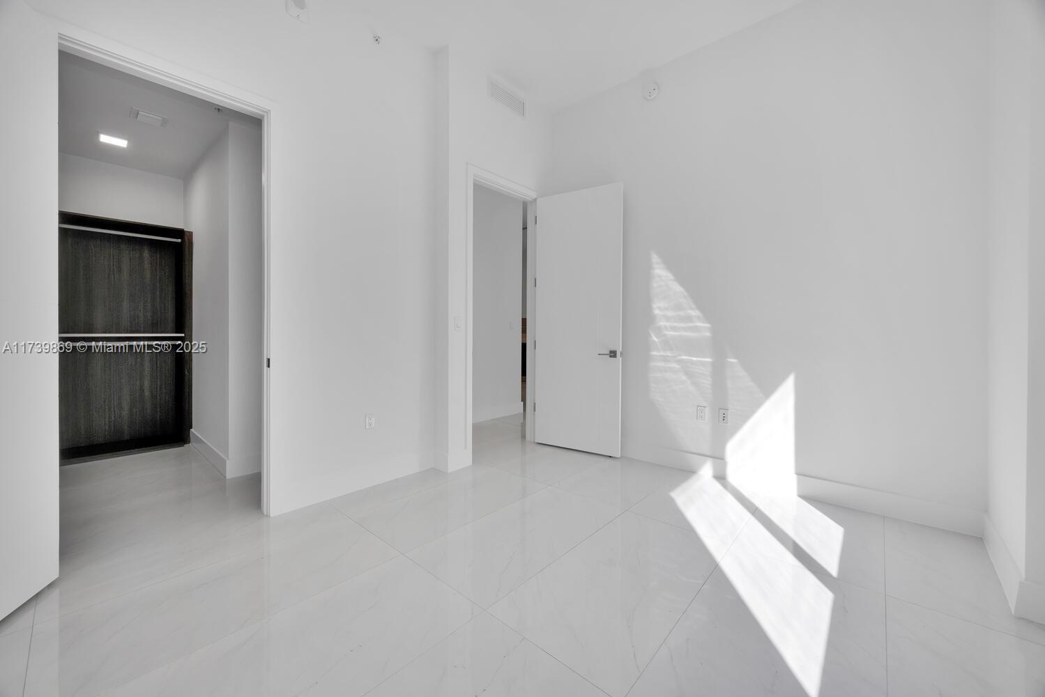 Coral Gables, Florida, 33146, United States, 1 Bedroom Bedrooms, ,1 BathroomBathrooms,Residential,For Sale,1934394