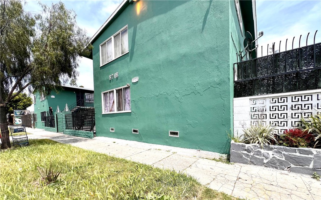 Los Angeles, California, 90002, United States, 10 Bedrooms Bedrooms, ,10 BathroomsBathrooms,Residential,For Sale,1869776