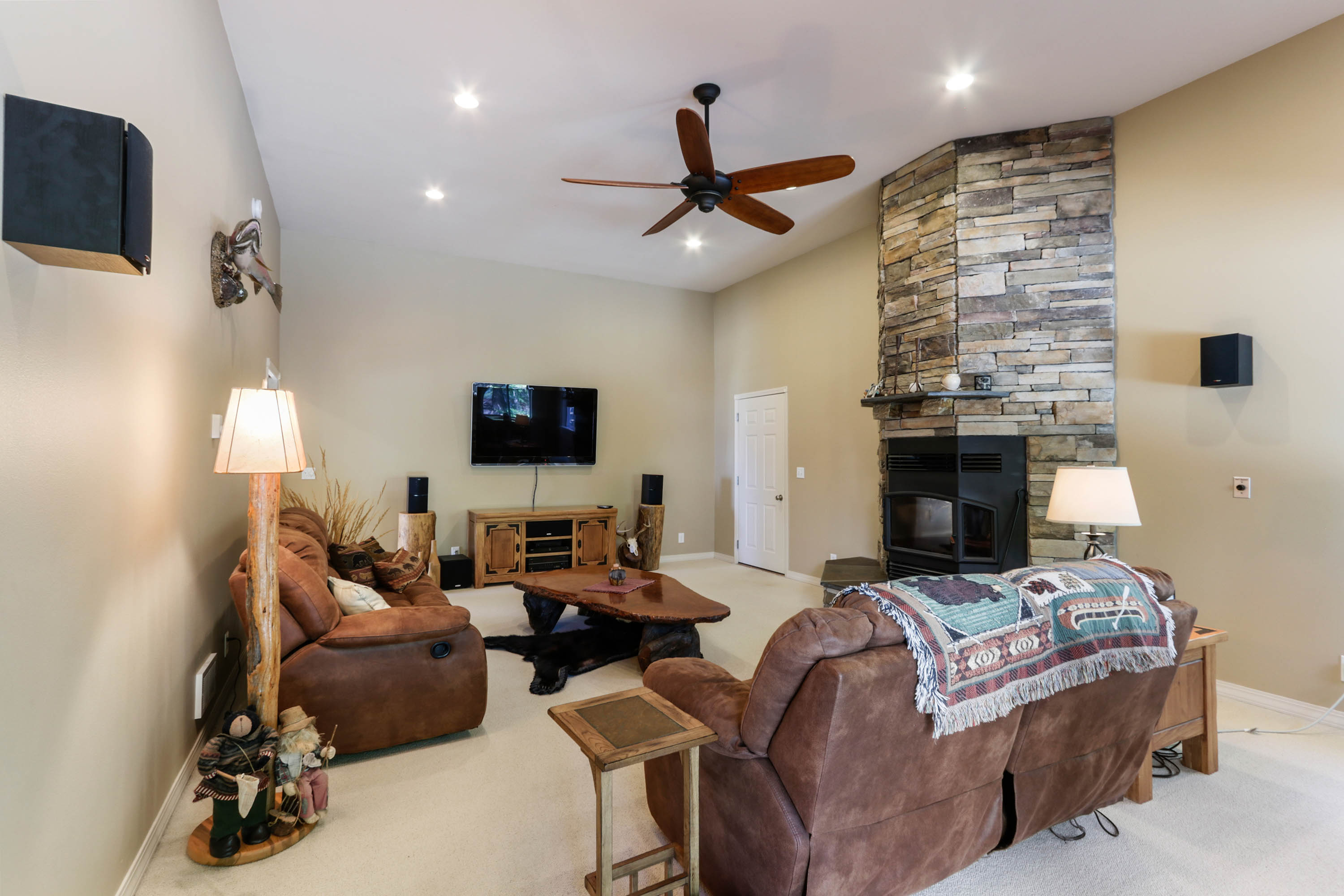 Sagle, Idaho, 83860, United States, 3 Bedrooms Bedrooms, ,2 BathroomsBathrooms,Residential,For Sale,1764165