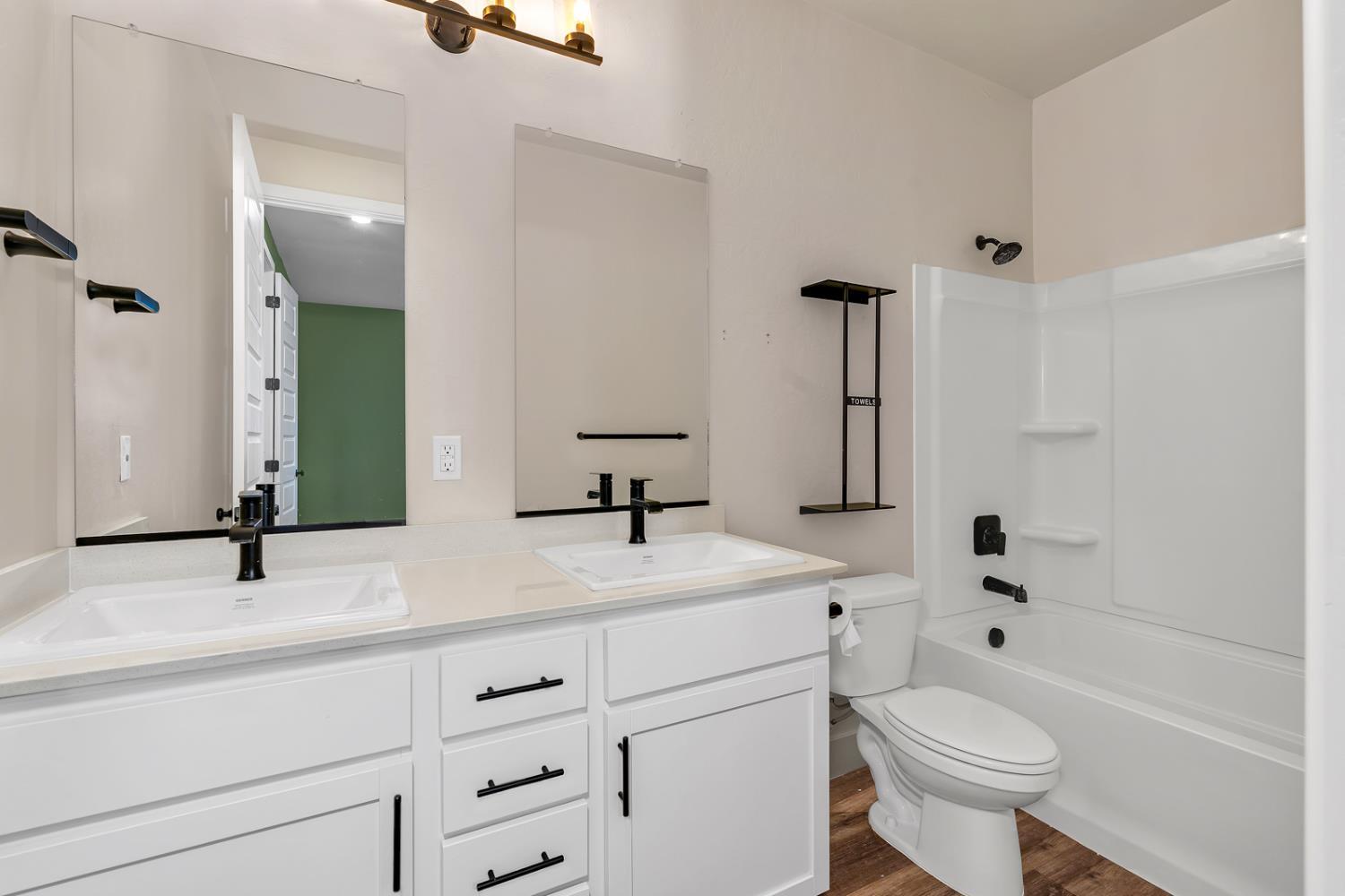 Los Banos, California, 93635, United States, 4 Bedrooms Bedrooms, ,2 BathroomsBathrooms,Residential,For Sale,2005631