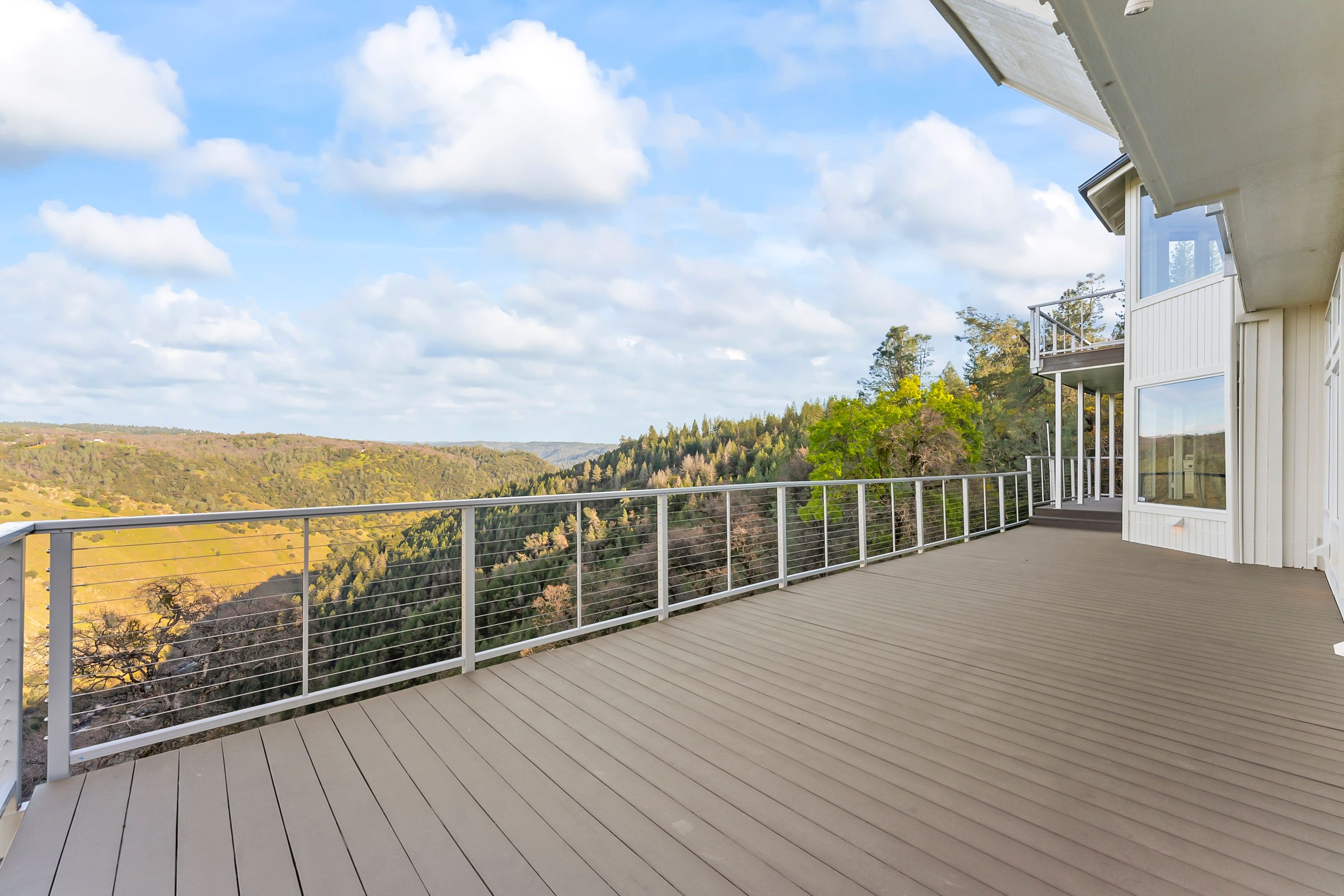 River Views • Pool • A Striking Estate That Makes a Statement - 物件實景