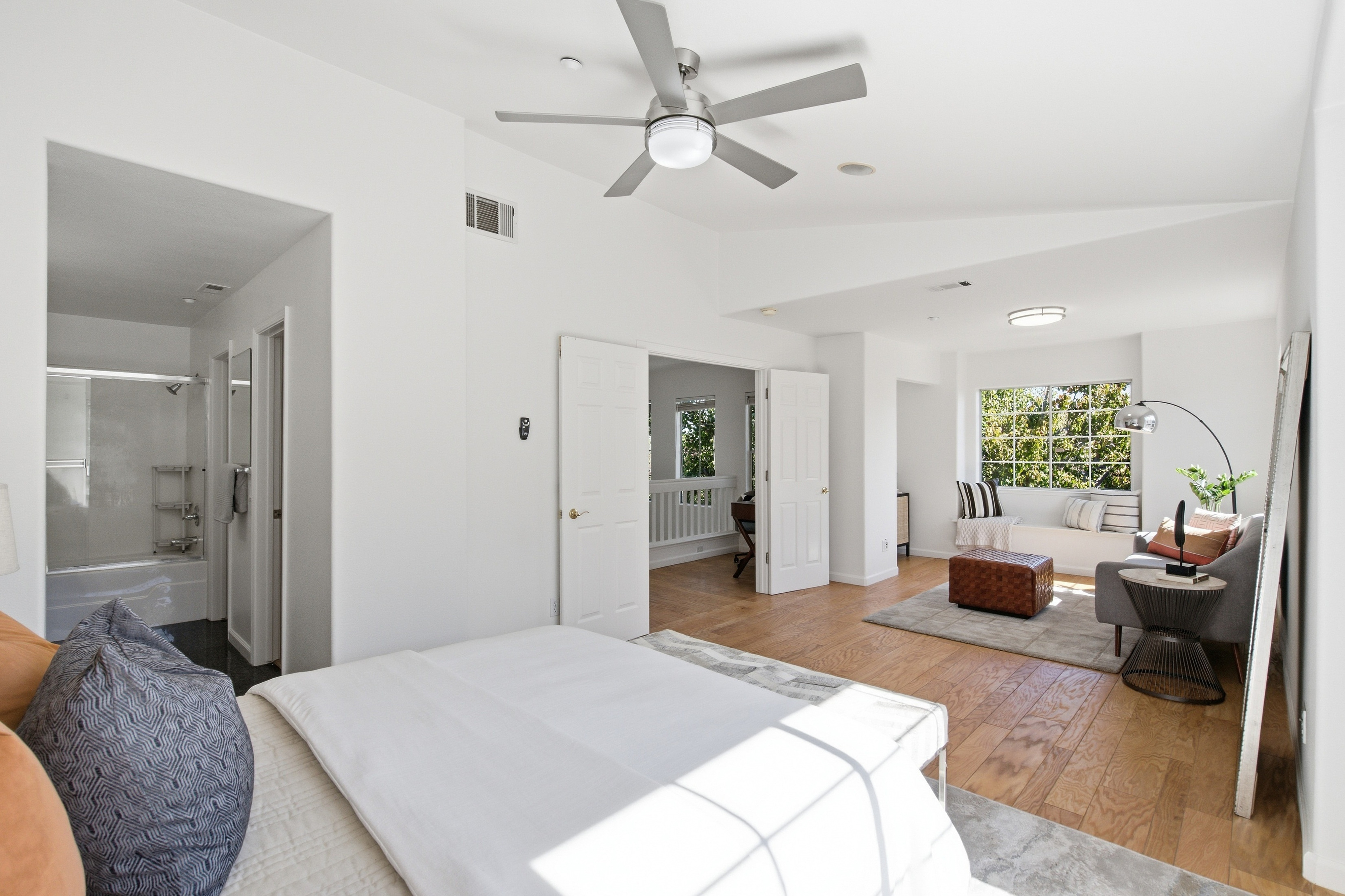  Beautifully Updated End-Unit with Reserve Views - 物件實景