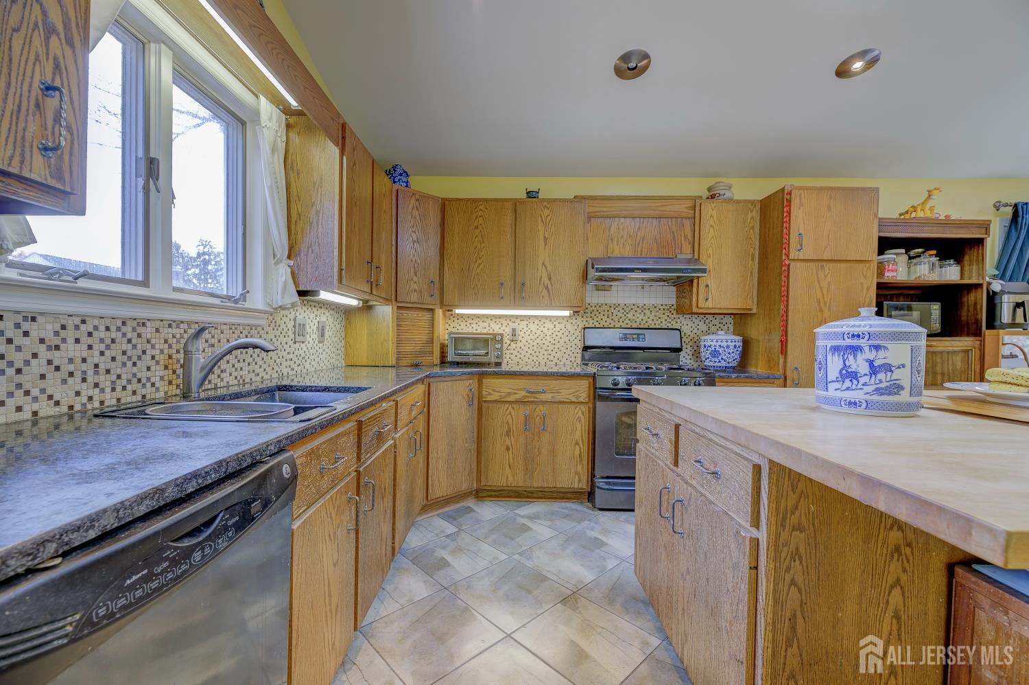 New Brunswick, New Jersey, 08901, United States, 4 Bedrooms Bedrooms, ,4 BathroomsBathrooms,Residential,For Sale,1996450