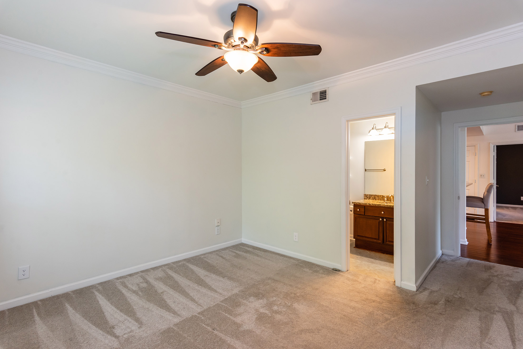  Spacious Corner Unit Condo in Resort-Style Community - 物件實景