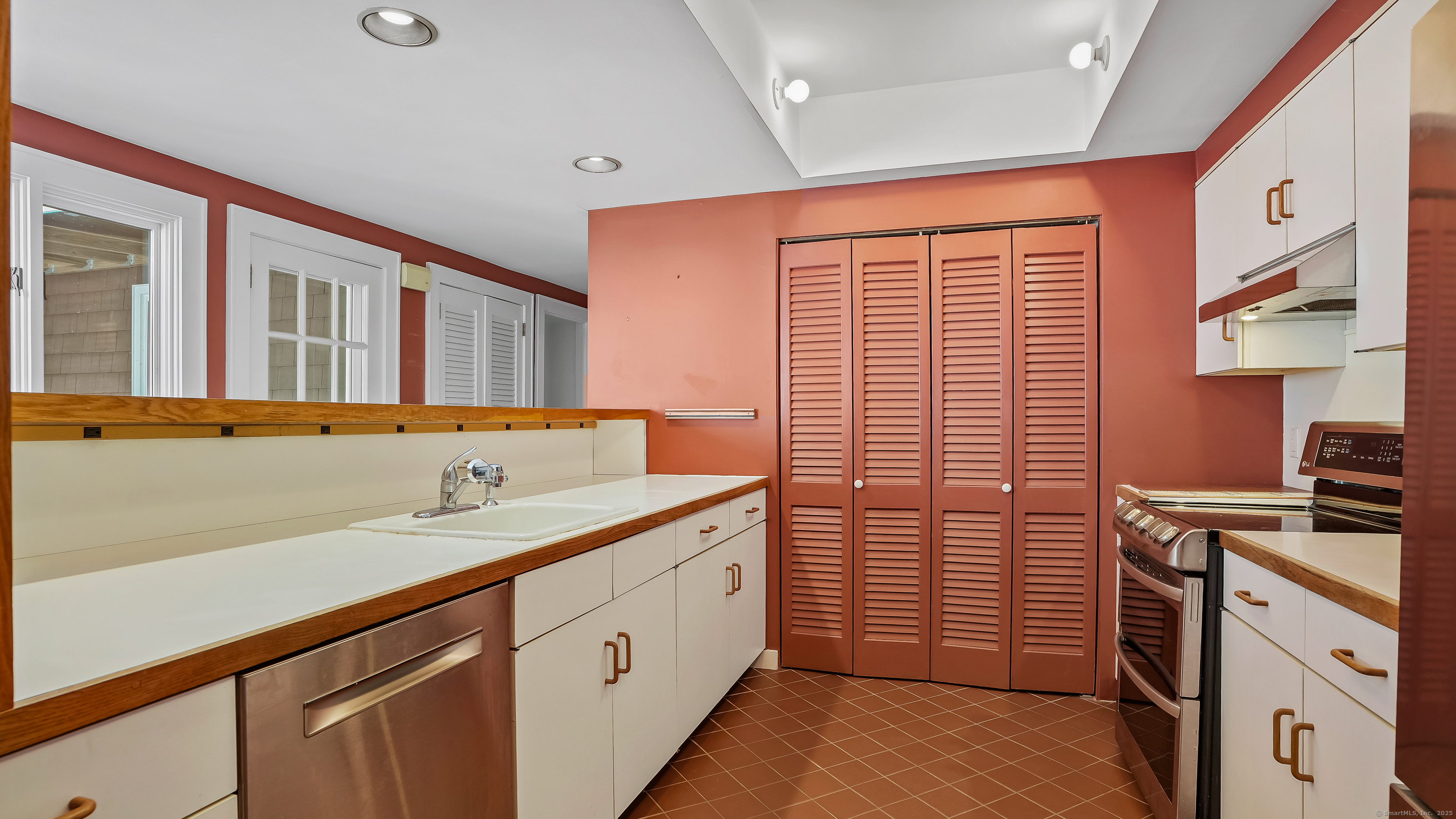 Hamden, Connecticut, 06517, United States, 4 Bedrooms Bedrooms, ,3 BathroomsBathrooms,Residential,For Sale,1917035