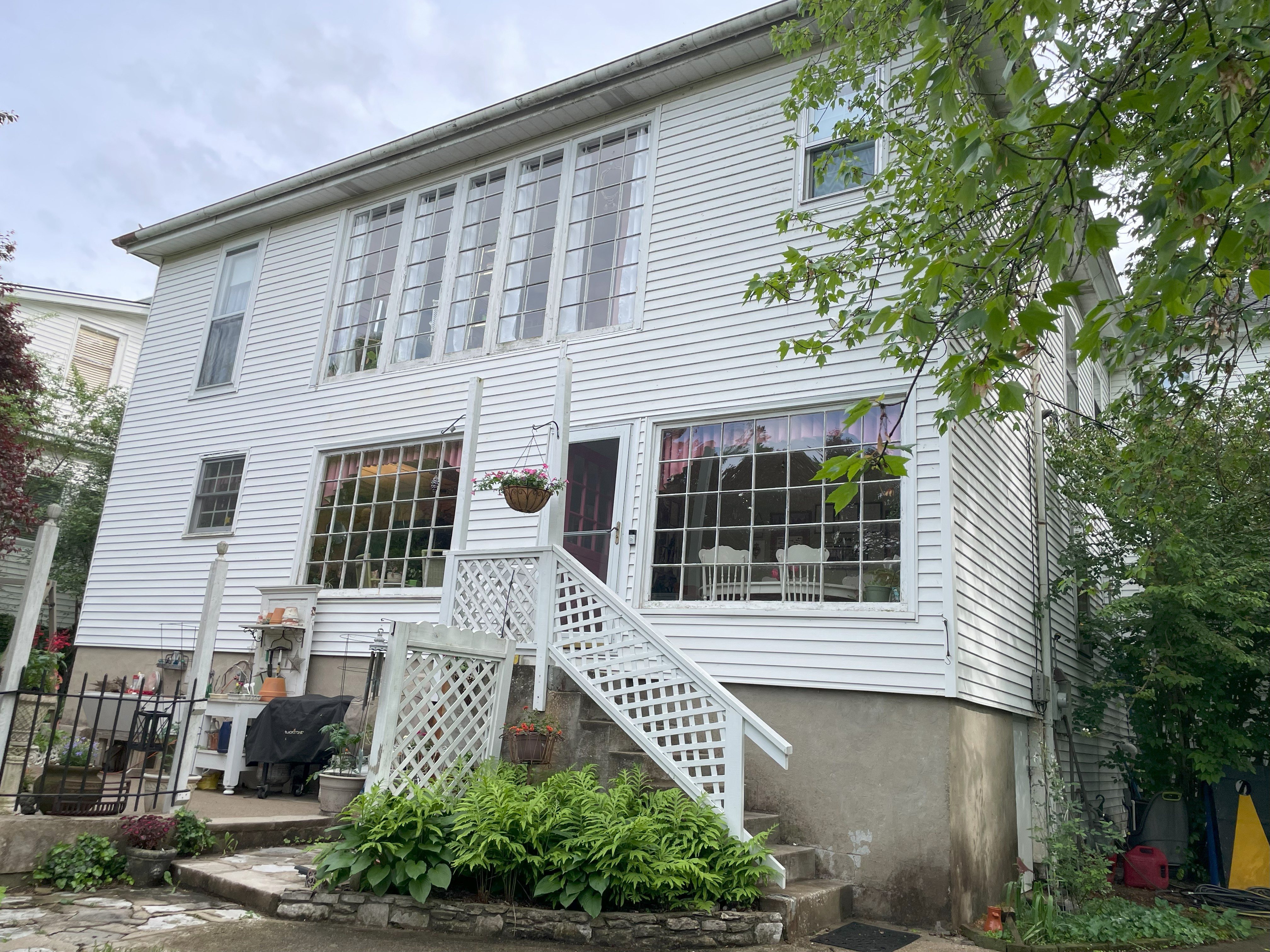 Frankfort, Kentucky, 40601, United States, 5 Bedrooms Bedrooms, ,3 BathroomsBathrooms,Residential,For Sale,1921363