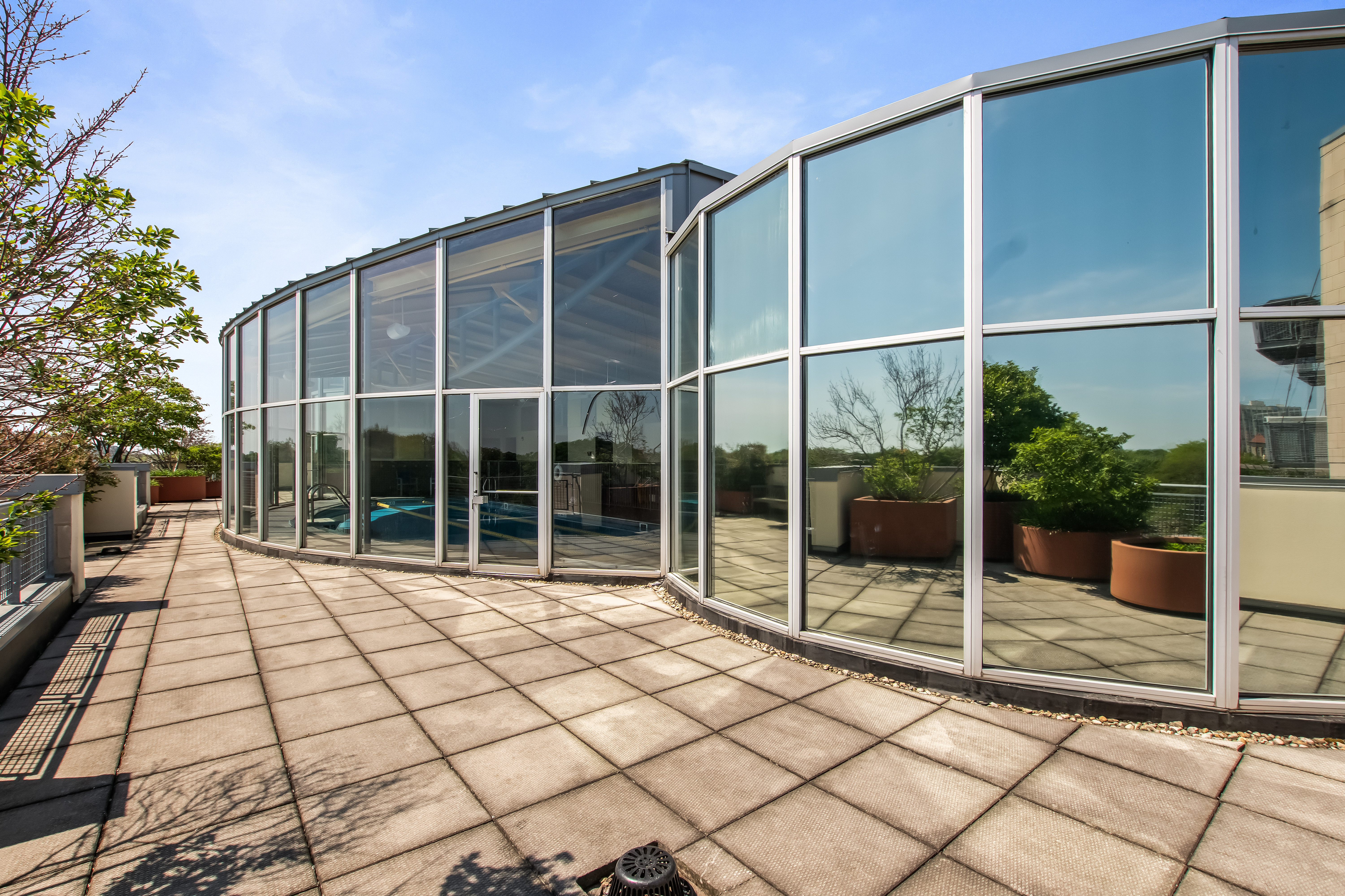  Spacious Unit in Desirable Chicago Avenue Place - 物件實景