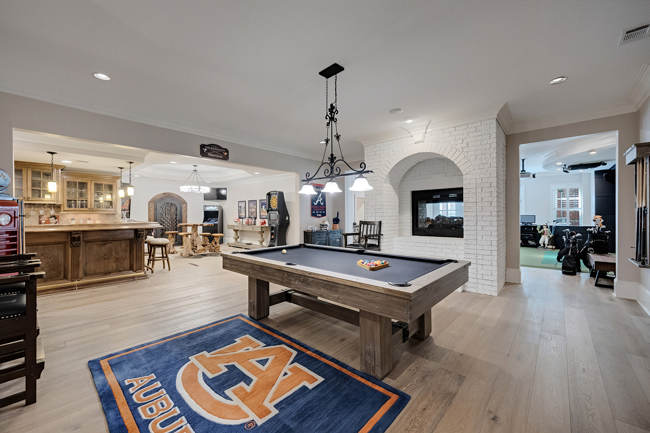  Impressive Brick Estate on a Private Wooded 1+/- Acre Lot in The Manor - 物件實景